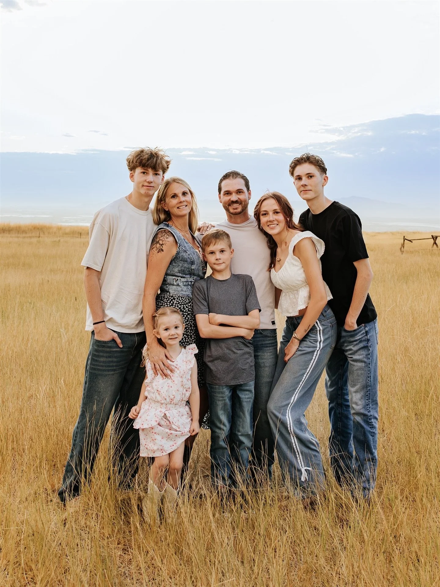 Family photos 🫶 Don&rsquo;t wait! My fall calendar is almost full. Book your family photoshoot today for some amazing fall memories!

#utahphotographer #utahcountyphotography #utahphotography #utahfamilyphotographer #utahcountyphotographer #familyph