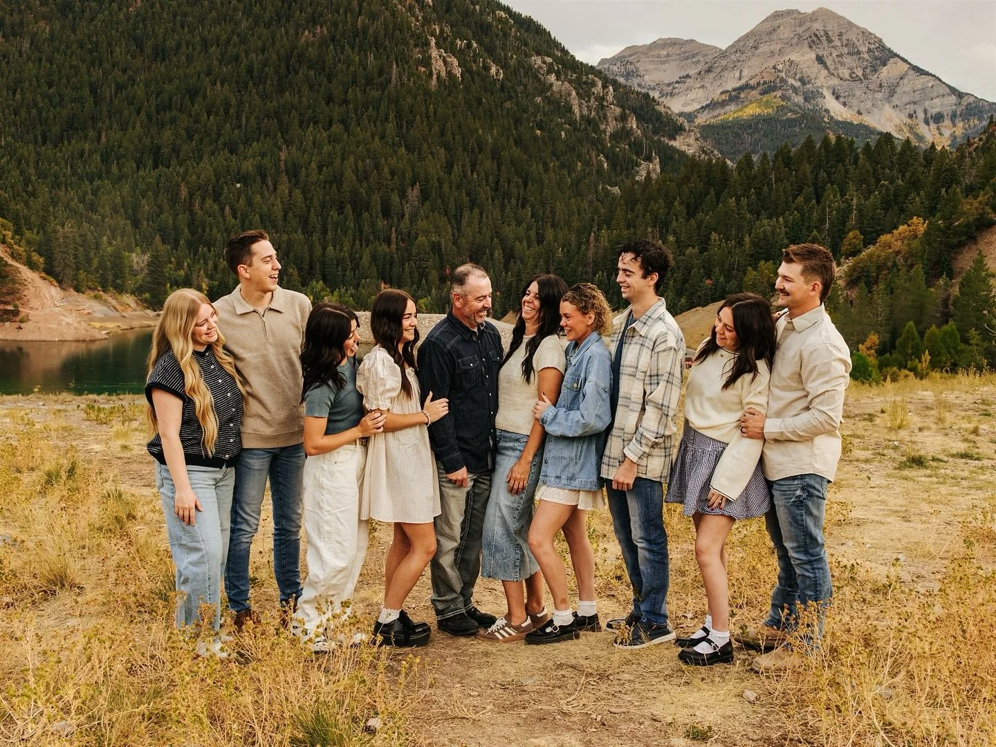 The a season of extended family photos!🎉🎉 

Holiday season is here and I'm excited to capture your special moments. With my expertise, we'll get all the photos you need in under 90 minutes. Let's create some memories! Reach out soon to book!

#utah