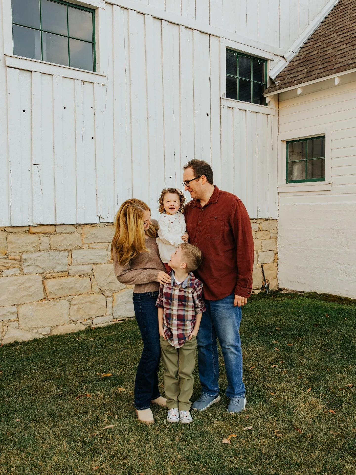 Spring and summer are just around the corner, and that means family will be in town! Family photos are a once-in-a-lifetime opportunity for many, and I'd be honored to capture these special moments for you! I've worked with small families and large g