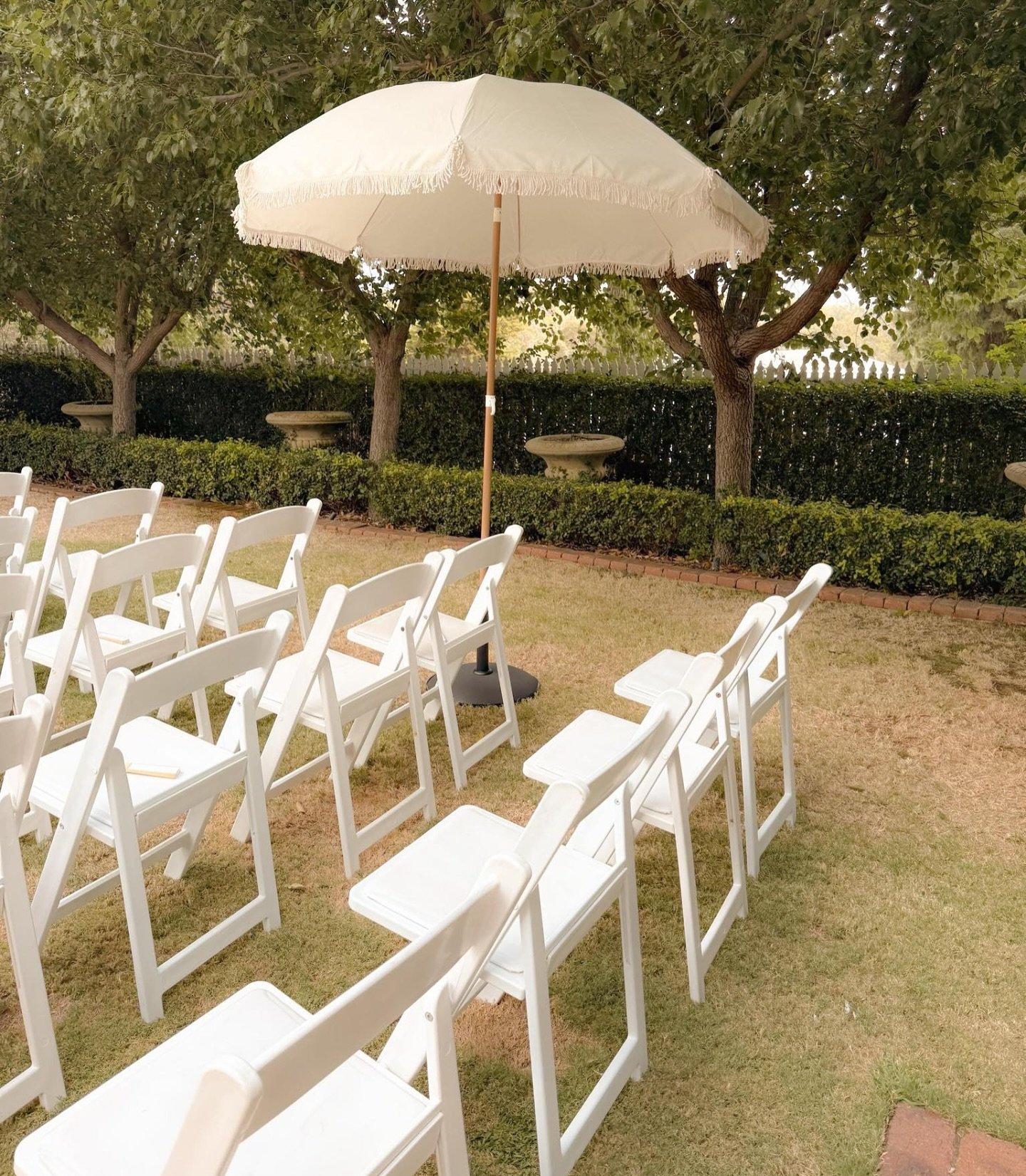 The ceremony space at @masonmillweddings is so lush and secluded! It&rsquo;s almost like you&rsquo;re in a secret garden. 🍃 Hidden by all the tall green hedges and rose bushes! 
After the ceremony the guests then move into a cocktail area/ a second 