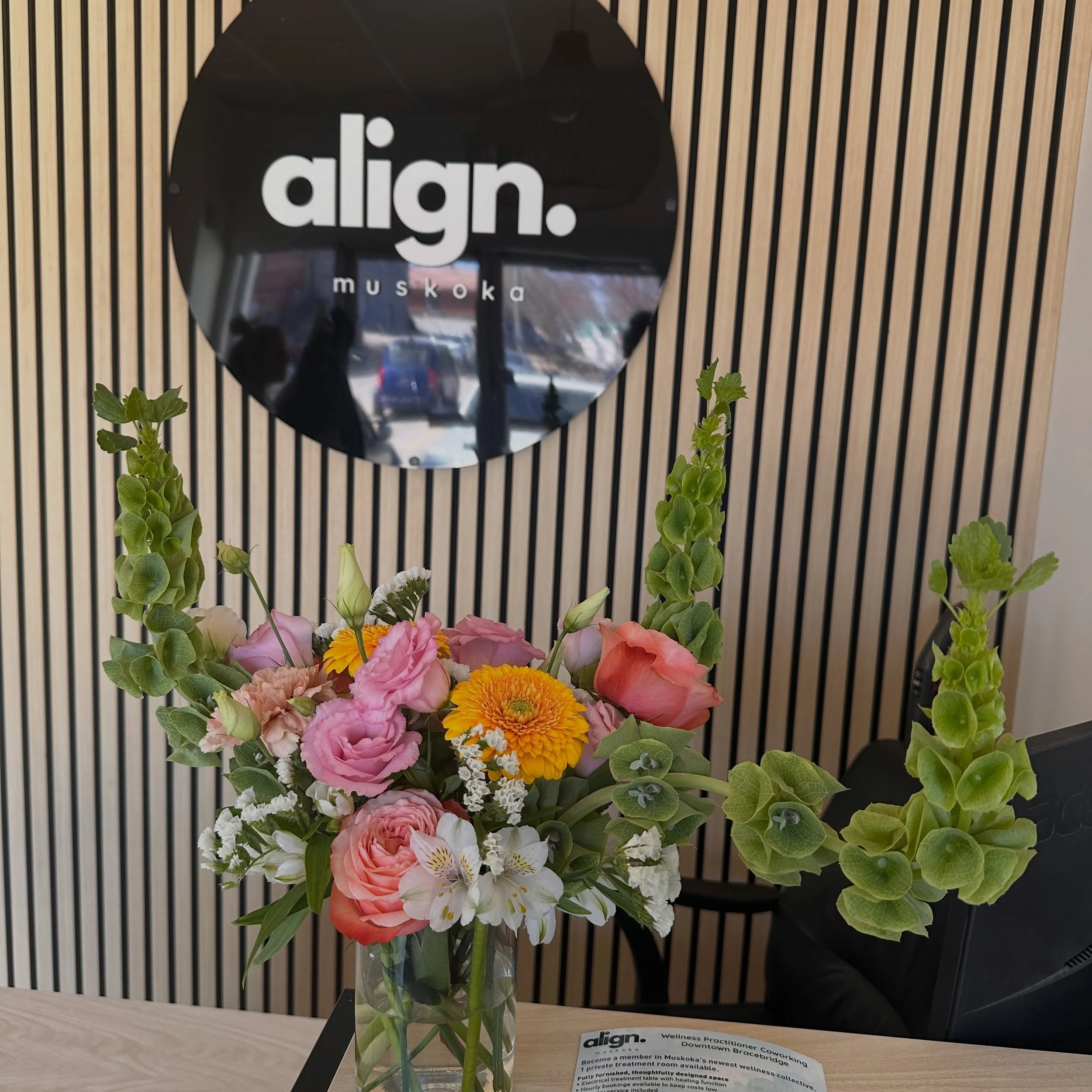 Gorgeous flowers from @flowr.atelier's latest floral workshop 💐 adorning our lobby and his week