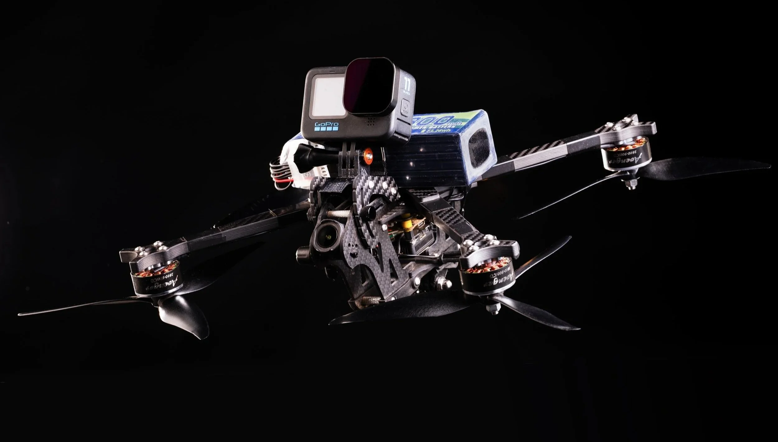 drone fpv con cámara gopro de grabación en un fondo negro