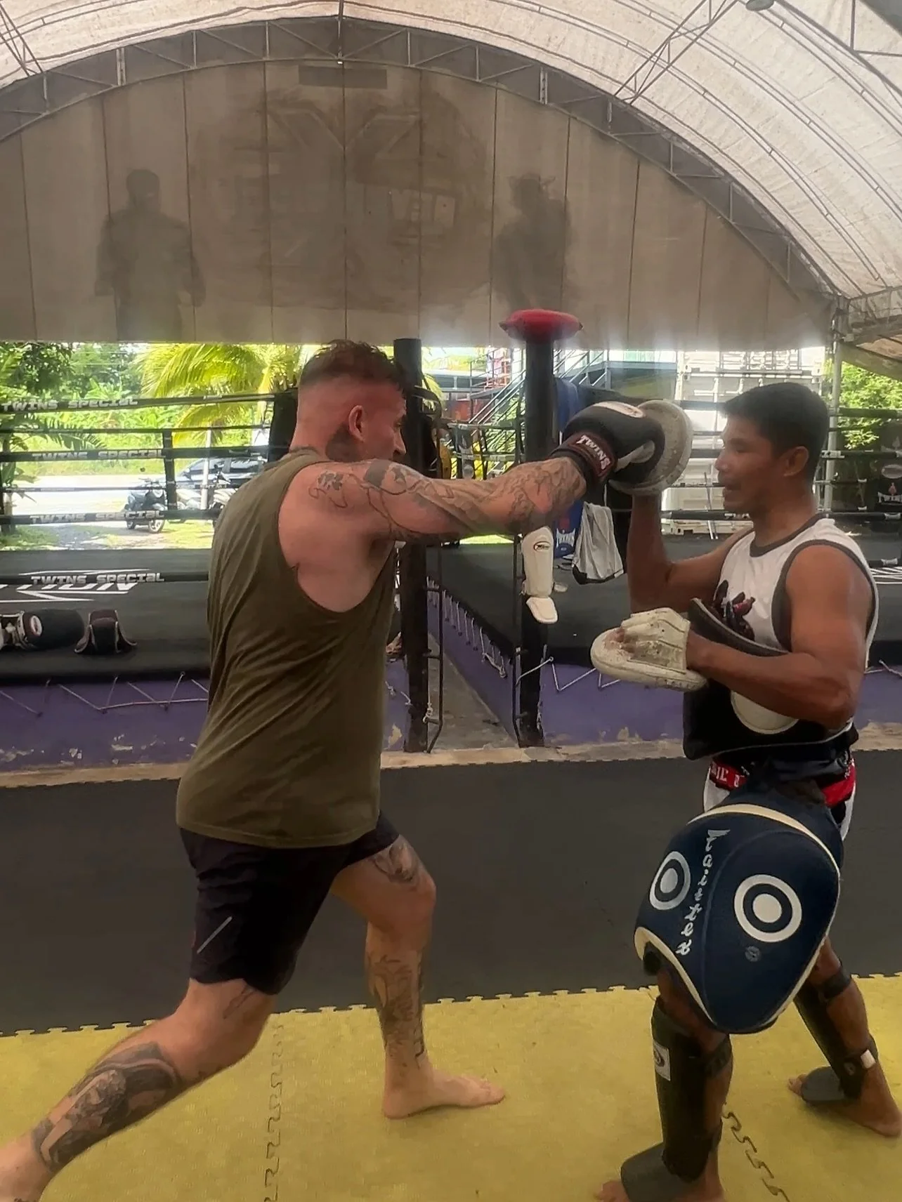 Huge thank you to Carl of @revolution.gym_sunshinecoast for hooking up a session at @revolution.gym_phuket  with @sagadpet_29 it was unreal! Such an honour!

#Kudo #KudoDaidoJuku #DaidoJuku #KudoAustralia #KudoSunshineCoast #PowerMartialArts #Martial