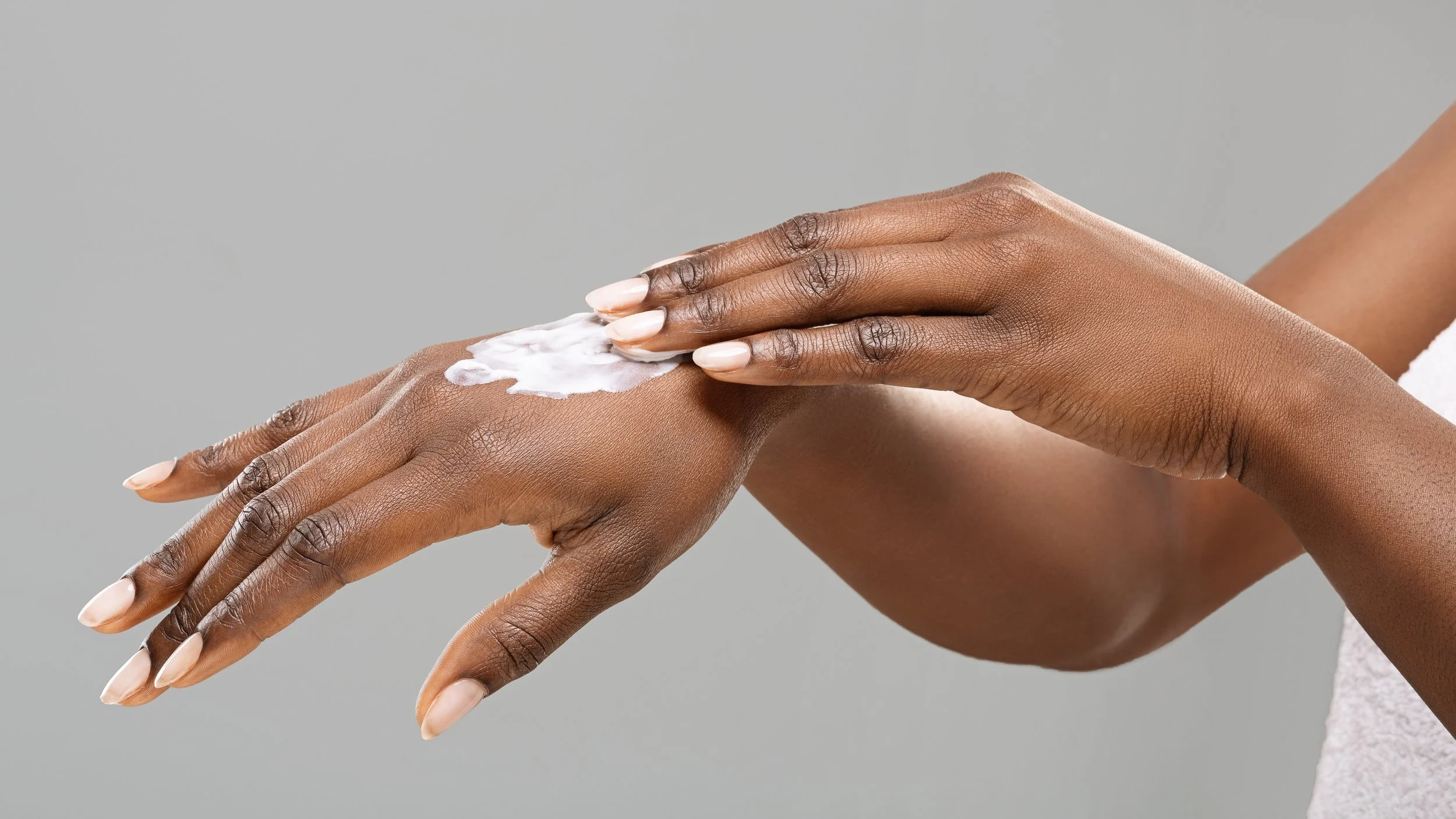 Black_womans_hands_putting_on_moisturizer