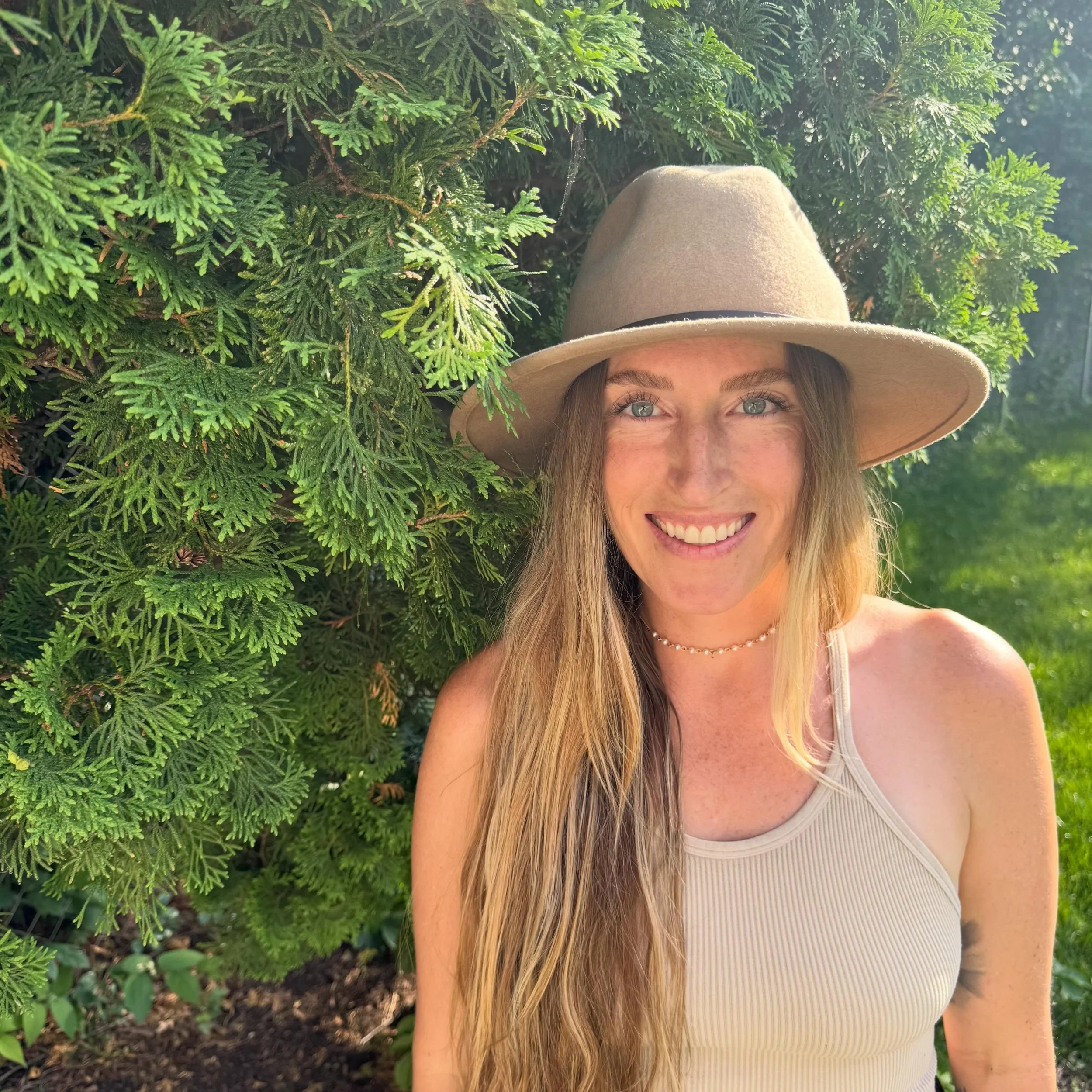 ✨ NEW TEACHER ✨ NEW CLASS ✨ ALERT ✨

Karly creates classes designed to leave you feeling golden, fresh, expanded&mdash;like you&rsquo;ve just spent the day soaking up rays at the beach. Each class weaves breathwork, sound, and intentional movement in