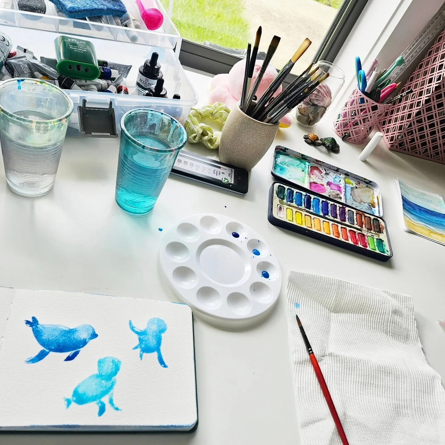 Sunday painting session 🖌🩵 Something deep within keeps calling me to paint so gotta listen to that calling 🙈🌿 it is a different feeling you get as an artist, drawing on actual paper! And with soo much AI out there now, it makes me gravitate towar