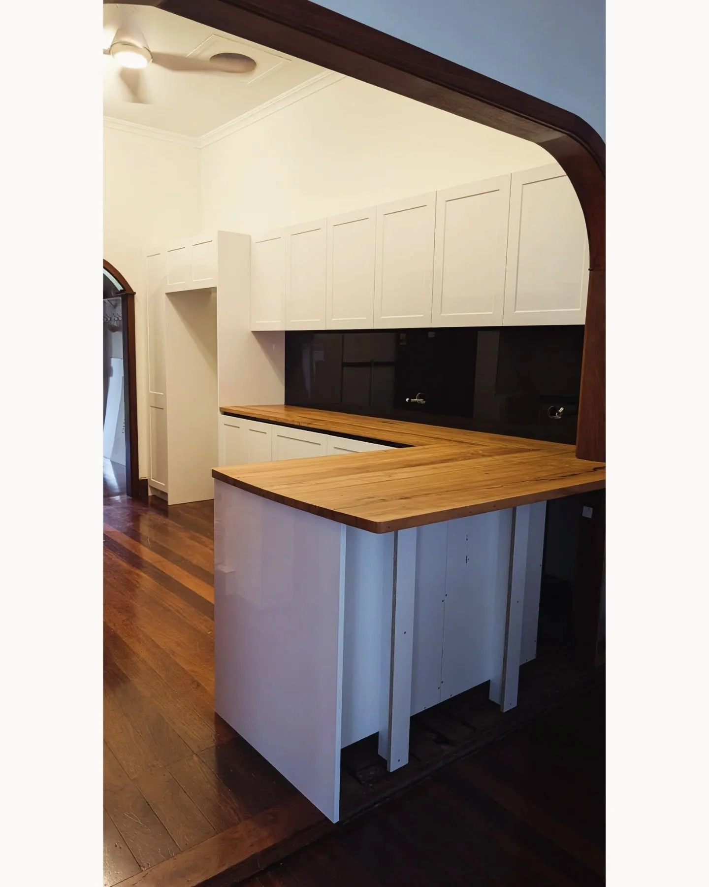 Kitchen renovation we recently completed in Busselton

- White shaker doors 2 pack painted
- Black painted shadow line handles 
- Black reflections splashback
- Timber tops

Get in touch to secure your project for 2026

#WhiteShakerKitchen #ShakerKit