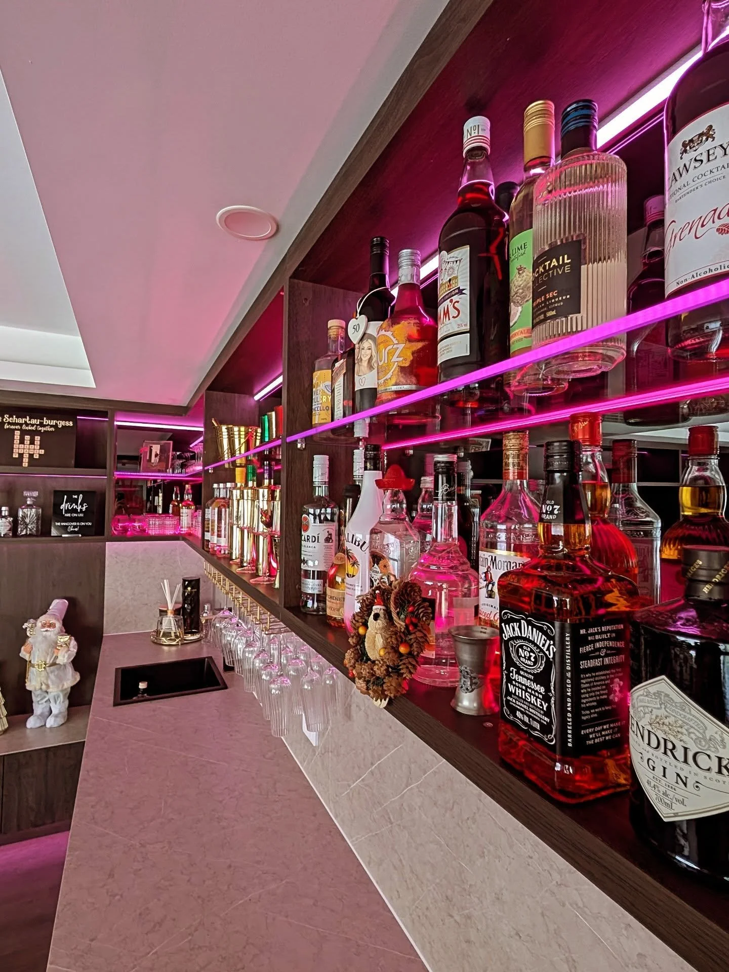 A few more portraits of our beautiful Mindarie project before Christmas! Thanks to everyone for the support and interest.... It might be time for a big announcement soon!? 🤔🫣
#mindarie
#bespokecabinetry
#luxurycabinetry
#architecturaljoinery
#perth