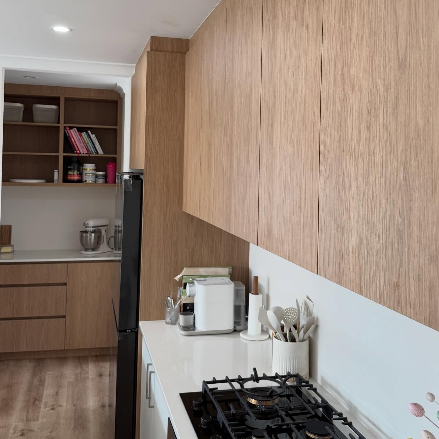 Additional overheads for two northern suburbs clients who chose us to enhance both functionality and aesthetics of their home 🏡 

- Boston Oak Vertical Grain 
- Blum soft close hardware 
- Adjustable shelves throughout 
- Cabinets going to ceiling f