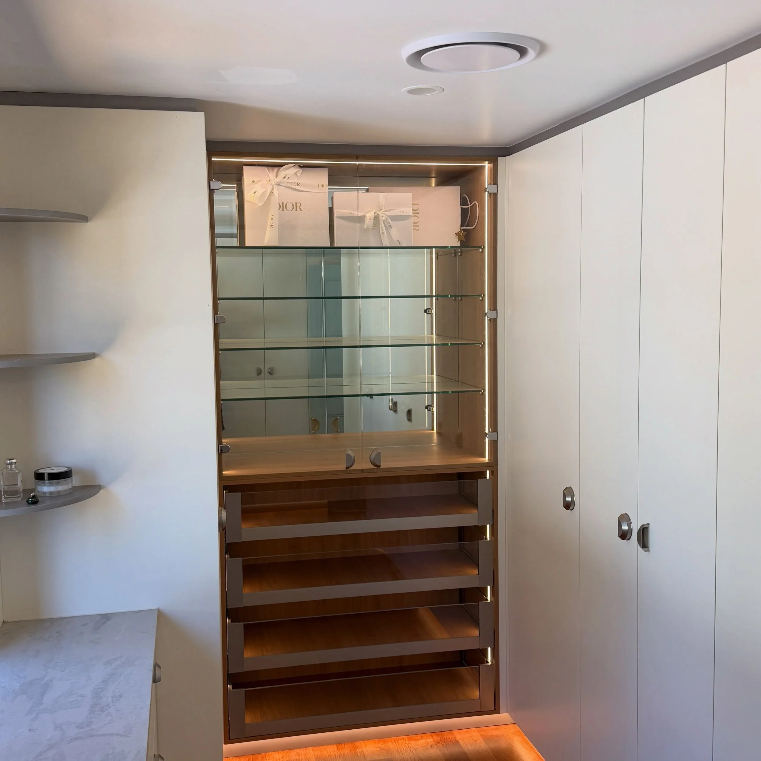 Master Walk In Robe 🔅

This amazing robe features timber grain internals with pulldown/lift assist hanging rails, internal cabinet lighting all on door switches. As well as stone benchtops with Blum legrabox drawers throughout

- @blumaustralia Glas