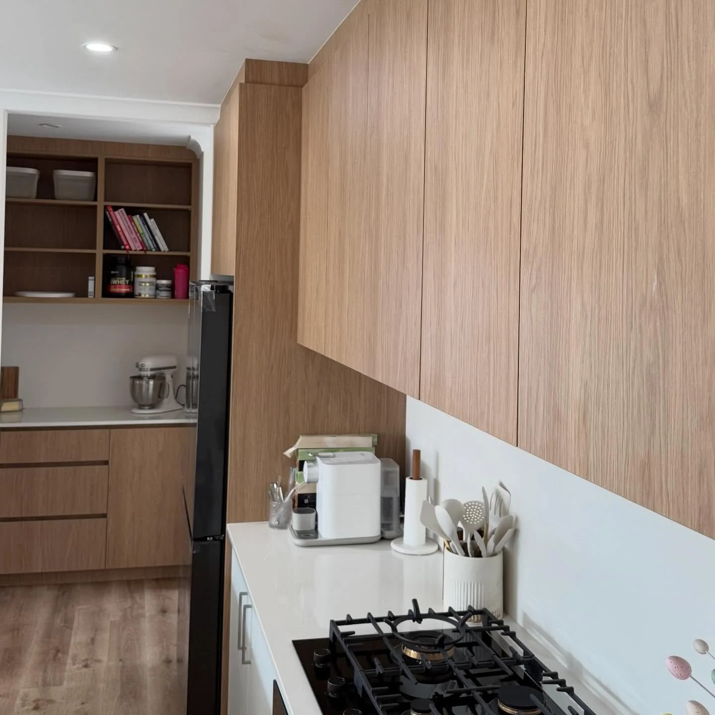 Additional overheads for two northern suburbs clients who chose us to enhance both functionality and aesthetics of their home 🏡 

- Boston Oak Vertical Grain 
- Blum soft close hardware 
- Adjustable shelves throughout 
- Cabinets going to ceiling f