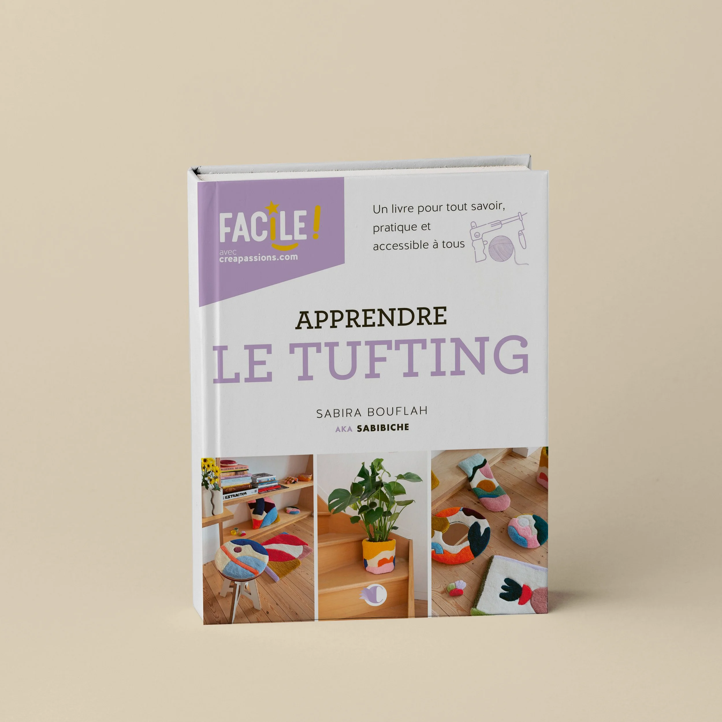 Cover of a book titled 'Apprendre Le tufting' by Sabira Bouflah, Sabibiche, with colorful illustrated tufted objects (plant cover, tufted rugs, tufted seat) and decorations and a bookshelf with books and plants in the background.