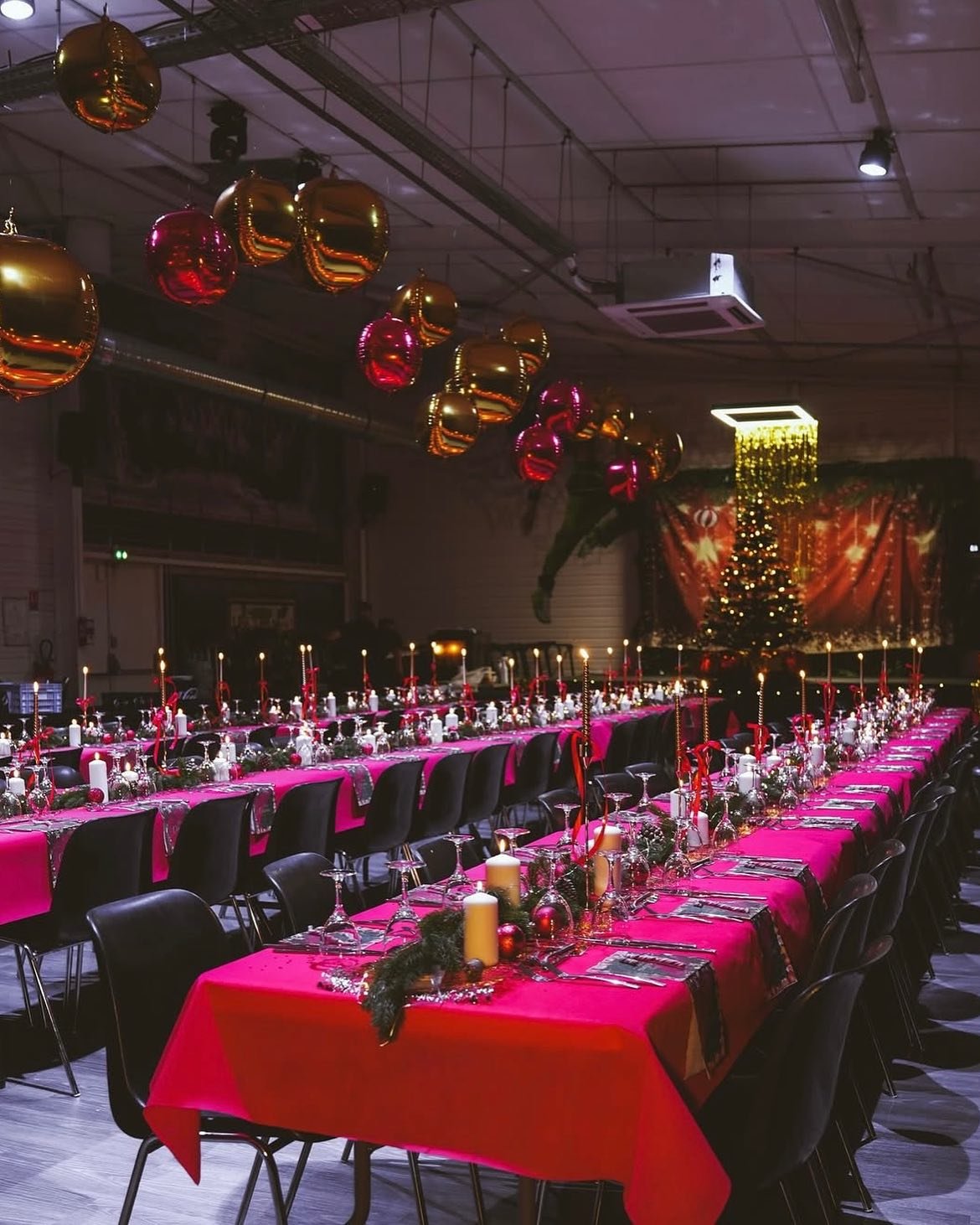 ✨🎄✨Je profite de ce soir pour vous partager les photos de la grande table de No&euml;l que j&rsquo;ai beaucoup aim&eacute; mettre place la semaine derni&egrave;re pour @m34crossfit.east @m34crossfit.initial 

D&eacute;fi relev&eacute; de faire un ba