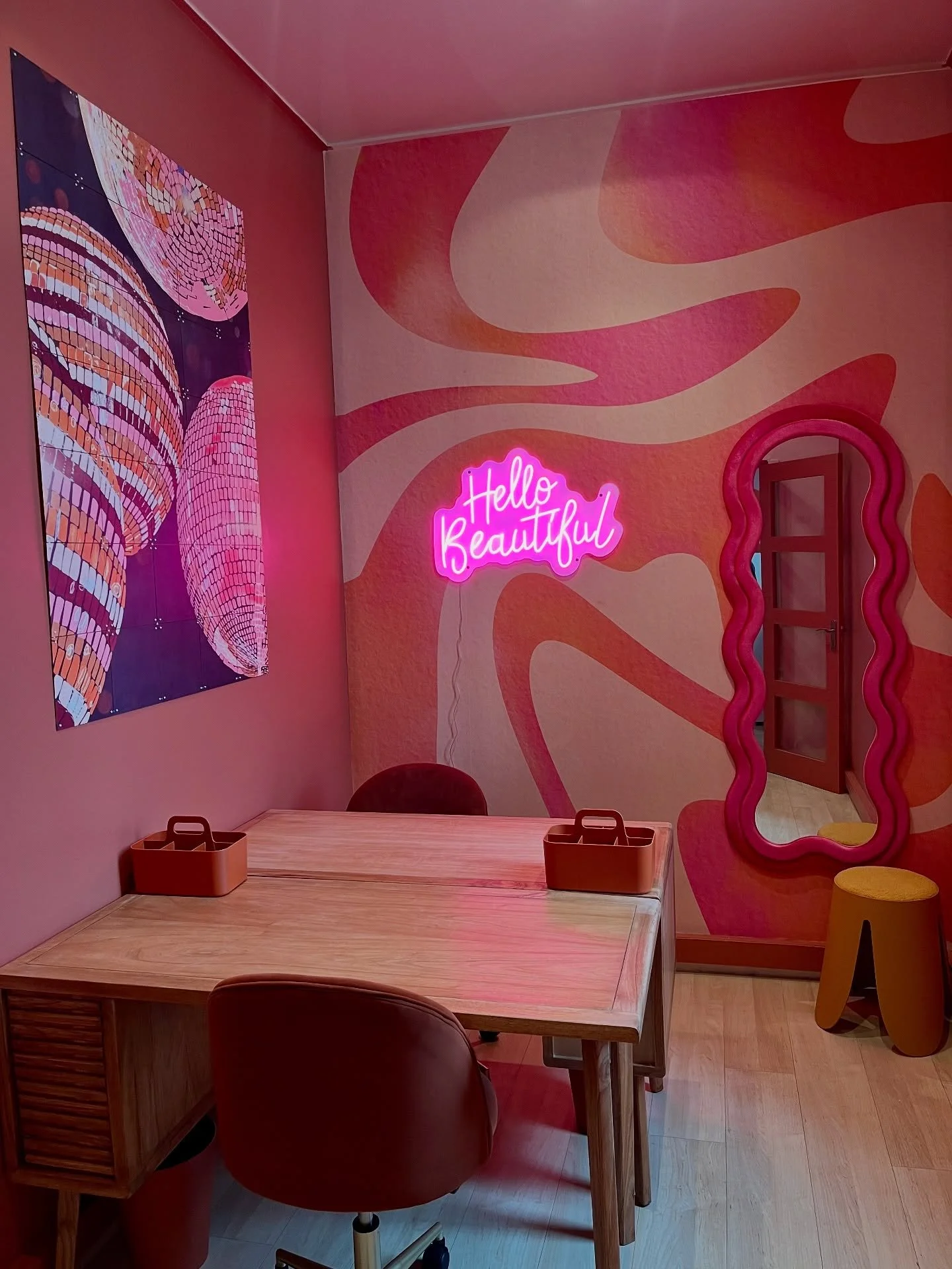 ☁️ Bye-bye la grisaille, hello good vibes 🌈☀️🌵

40m&sup2; de bureaux transform&eacute;s en un espace solaire et p&eacute;tillant ✨
Couleurs chaudes &ndash; terra cotta, jaune et orange &ndash; papiers peints exotiques et vibes girly : tout pour cr&
