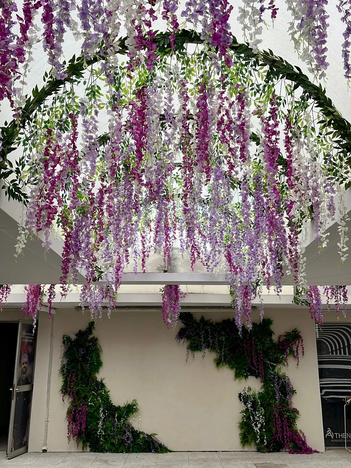 🌸 PARME C&Eacute;LESTE 🌱 
Un espace r&eacute;invit&eacute; en exp&eacute;rience immersive &laquo;Brume Florale&raquo;

Pour cette &eacute;cole de commerce, nous avons repens&eacute; une cour int&eacute;rieure pour la rendre plus vivante et accueill