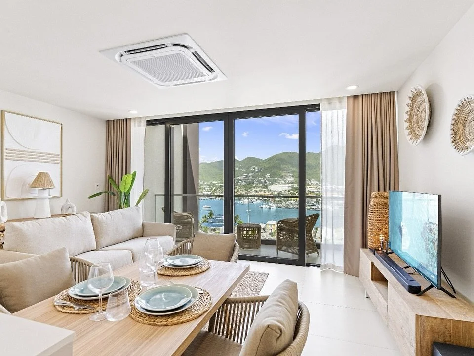 ✨ Retour sur une r&eacute;alisation de d&eacute;coration sur l&rsquo;&icirc;le de Saint-Martin 🏝️✨
 Dans cet appartement baign&eacute; de lumi&egrave;re ☀️, nous avons imagin&eacute; un univers &eacute;pur&eacute; o&ugrave; le bois et les mati&egrav