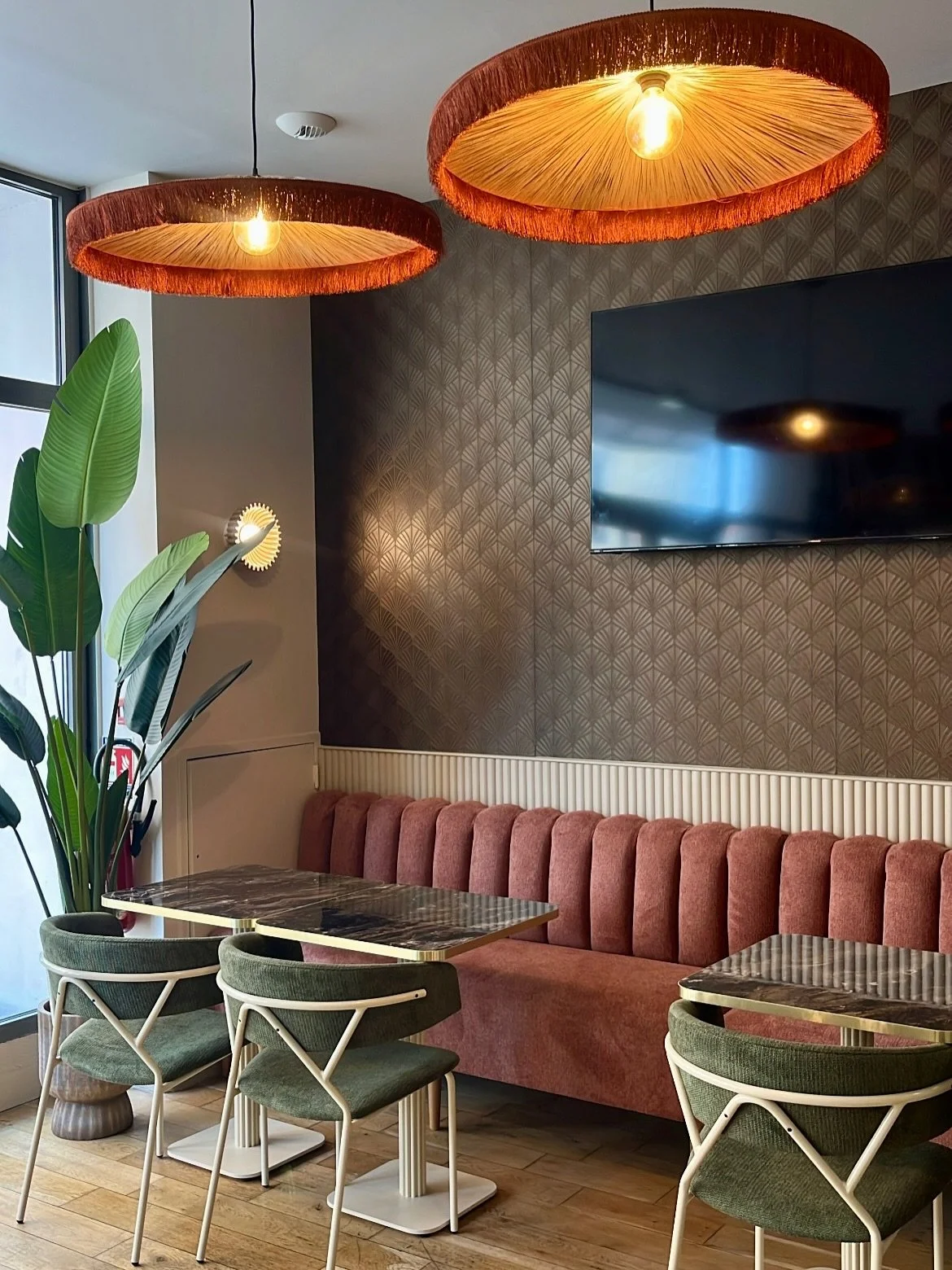 Les premi&egrave;res images de la r&eacute;novation des espaces communs de @hoteldeparis_sete 🧹✨
Une invitation au voyage : le lieu devient un jardin bucolique, po&eacute;tique et habit&eacute;.

Ce projet s&rsquo;inscrit dans une collaboration pr&e