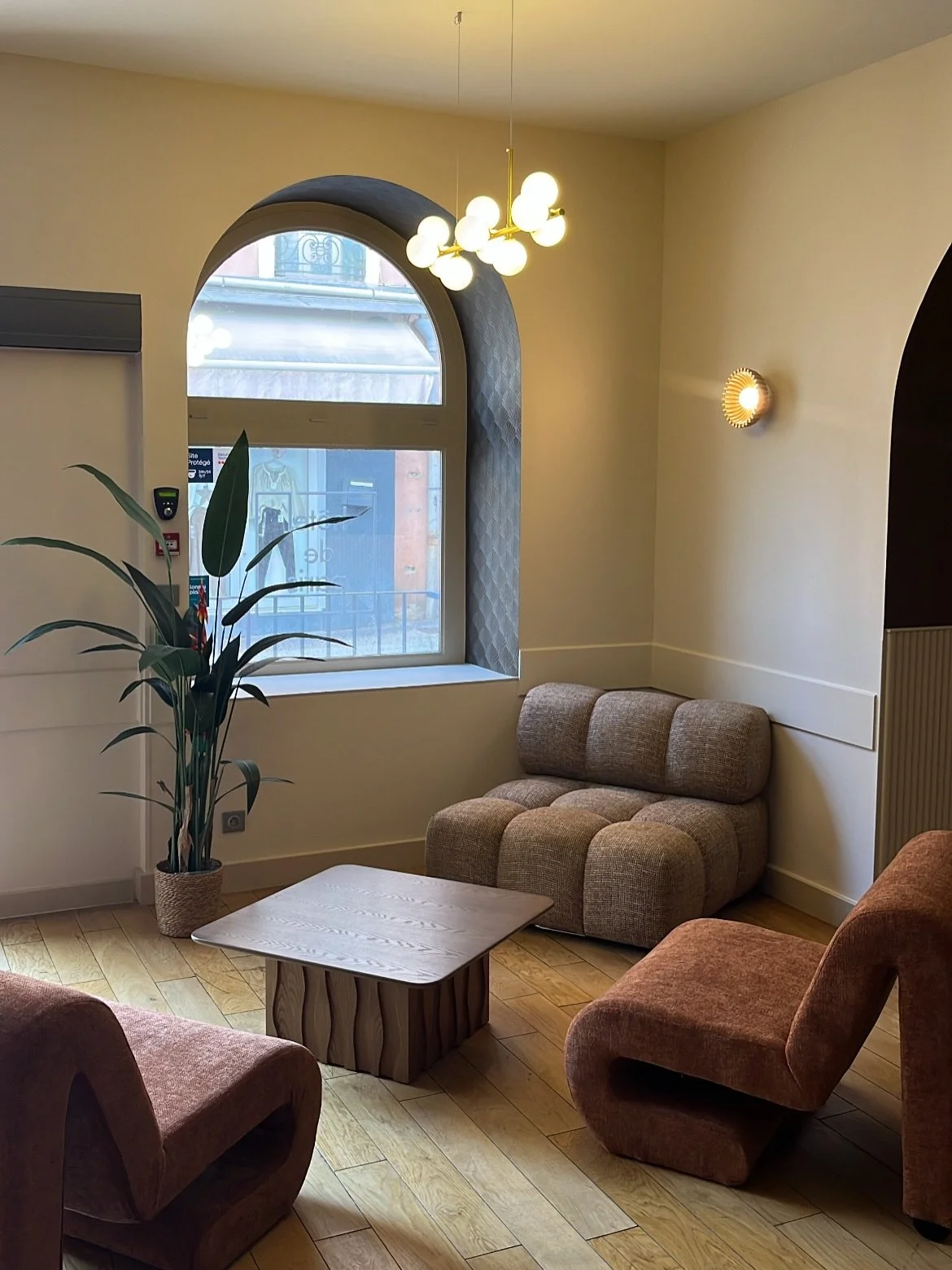 Parce que la premi&egrave;re impression compte
Glow up du lobby @hoteldeparis_sete ✨

👉🏽 SWIP UP AVANT/APR&Egrave;S 

Un r&eacute;ajustement entre couleur et mobilier qui fait la diff&eacute;rence 

#d&eacute;corationint&eacute;rieure #designinspir