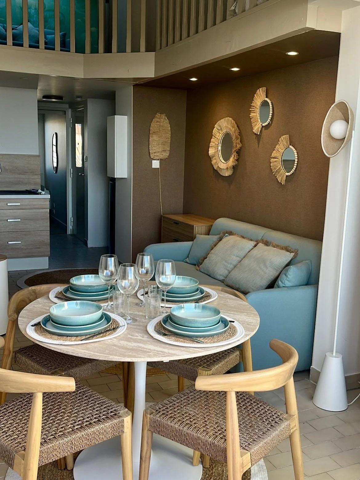 AVANT ➡️ APR&Egrave;S 🧹🔨🎨✨

Home staging d&rsquo;un appartement T2 en bord de mer 

On peut retrouver les chaises en bois @sklum.welovedesign_fr  et la vaisselle @westwingcom 

📍 S&egrave;te