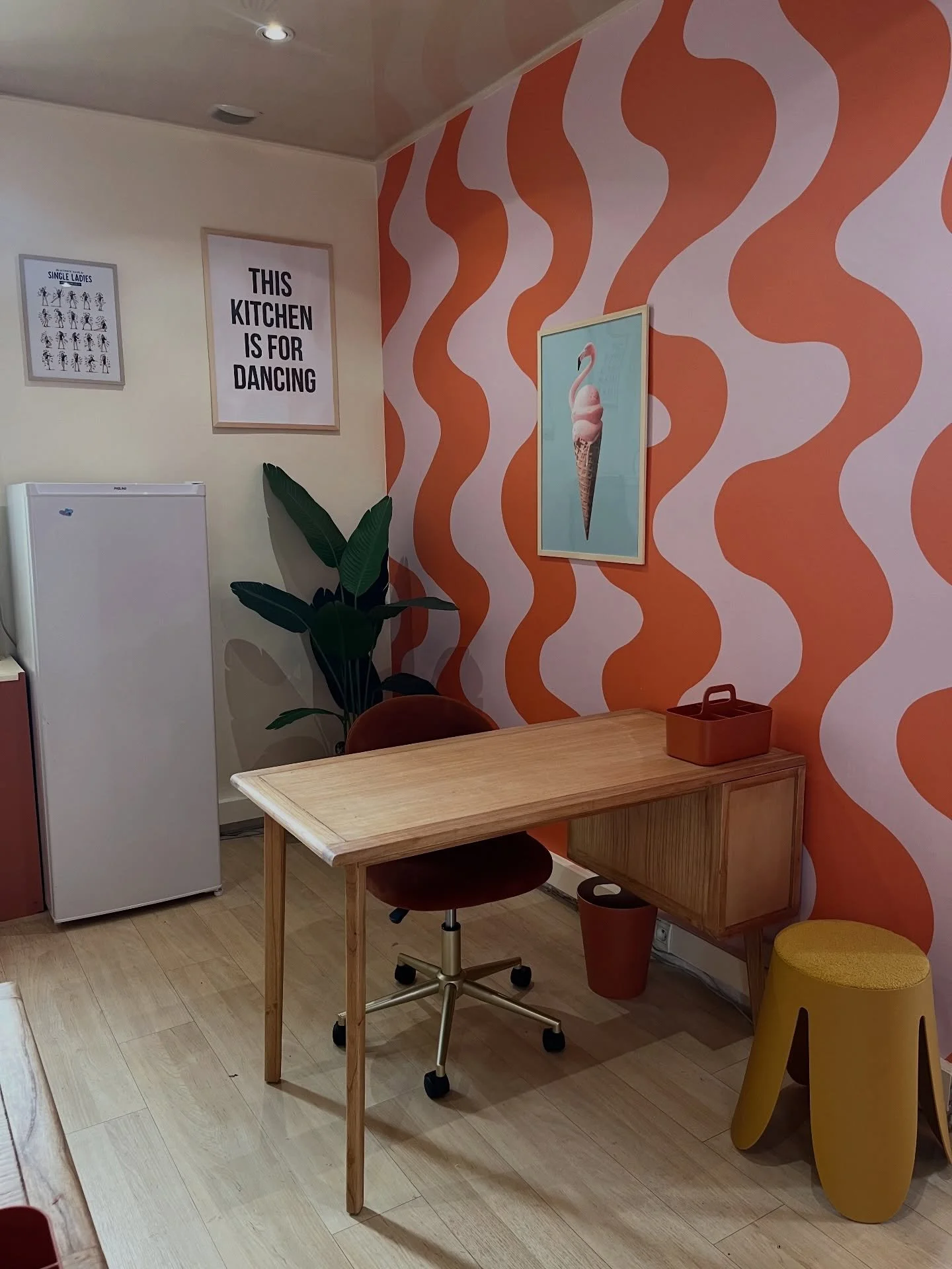 ☁️ Bye-bye la grisaille, hello good vibes 🌈☀️

👉🏽 SWIP UP pour voir le avant / apr&egrave;s ✨🪩

40m&sup2; de bureaux transform&eacute;s en un espace solaire et p&eacute;tillant ✨ Une atmosph&egrave;re lumineuse, fun et inspirante 🌞 

A l&rsquo;&