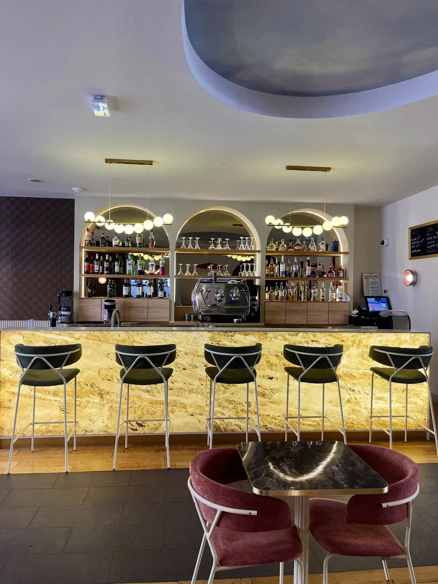 Le bar de l&rsquo;h&ocirc;tel de Paris de S&egrave;te rena&icirc;t avec &eacute;l&eacute;gance🍸 ✨

SWIP AVANT / APR&Egrave;S 🙌🏽

On a tout cass&eacute; &hellip; pour tout r&eacute;inviter 🎨
👉🏽 Comptoir enti&egrave;rement recr&eacute;&eacute; su