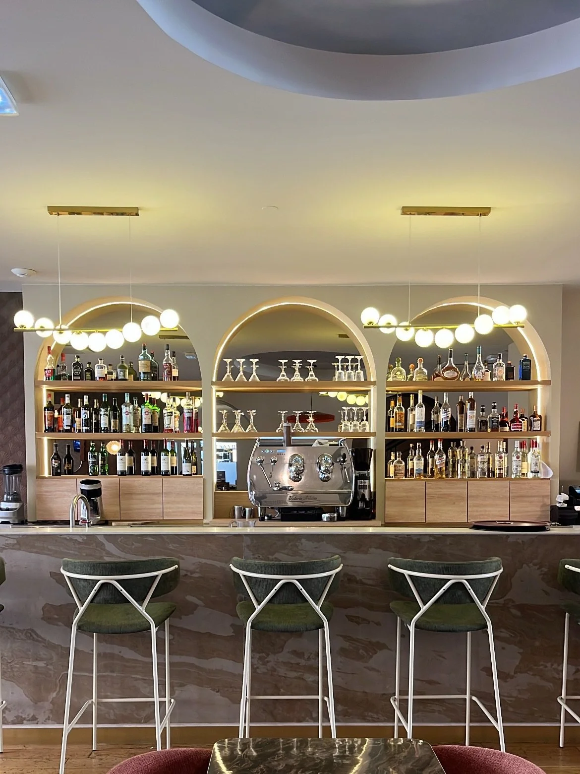 💡LIGHT ON / OFF

1 mati&egrave;re , 2 ambiances 

Feuille de pierre @stoneleaf_france ✨

#decorationideas #decorationideas #hotellerie #light #stoneleaf