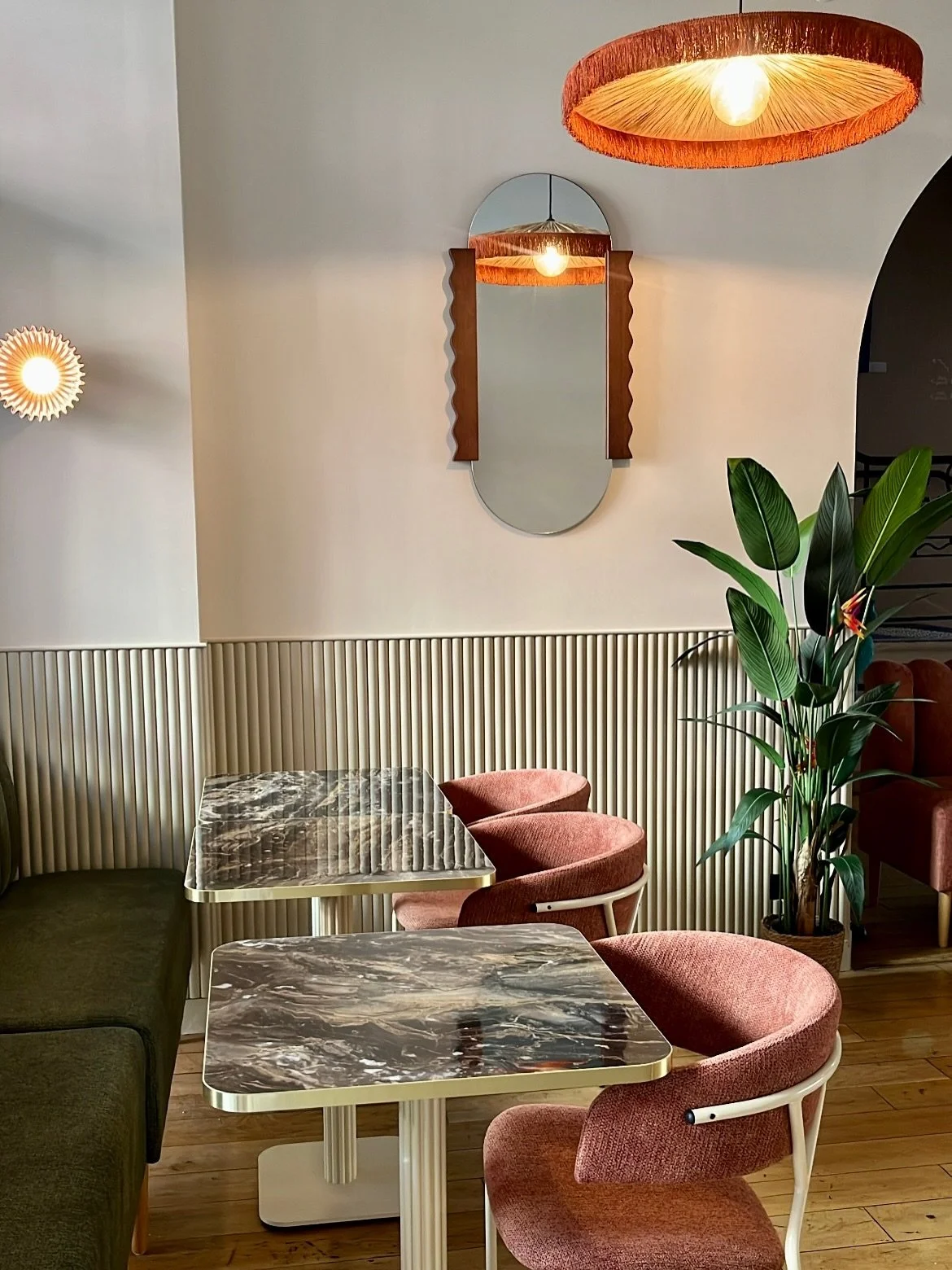 R&Eacute;NOVATION AVANT / APR&Egrave;S 🪄✨
Direction artistique : un jardin d&rsquo;int&eacute;rieur po&eacute;tique 🦜🌱🌸🪴

&harr;️ Swip up pour d&eacute;couvrir l&rsquo;espace bar / petit d&eacute;jeuner avant travaux 

Cr&eacute;er des lieux qui