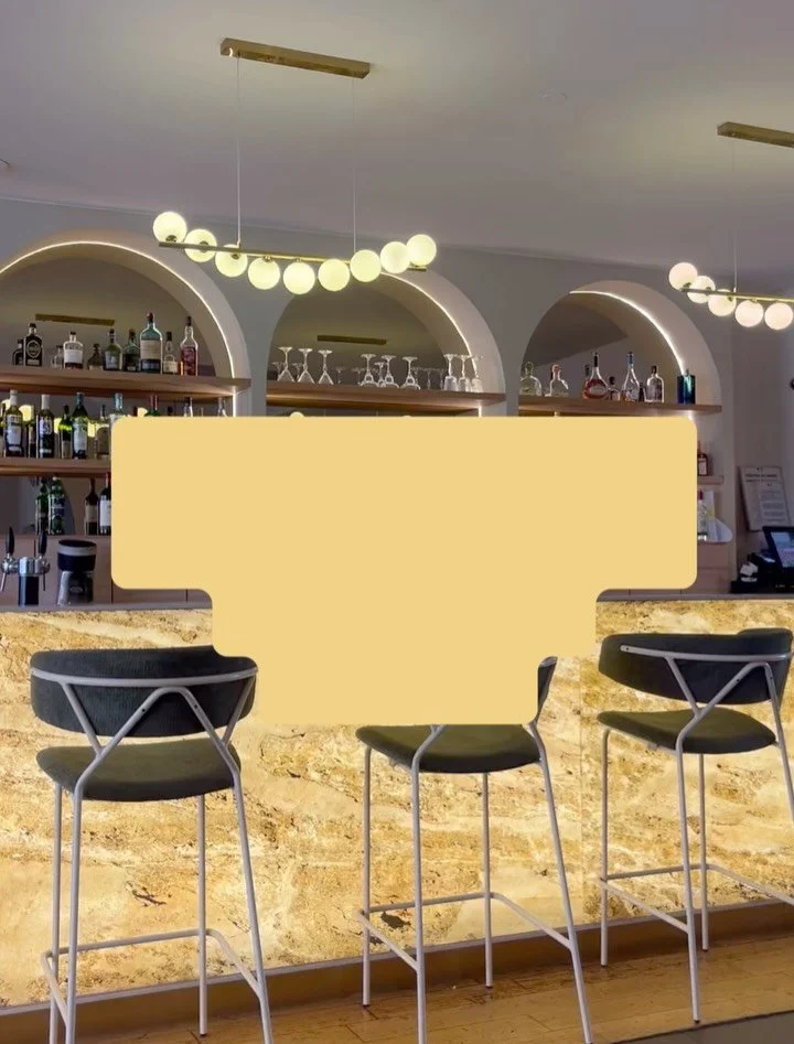 Pour les passionn&eacute;(e)s de r&eacute;novation 🔨👷🏽&zwj;♀️

Du pass&eacute; au pr&eacute;sent : la transformation du comptoir bar de l&rsquo;h&ocirc;tel de Paris ✨

Une m&eacute;tamorphose illustr&eacute;e en 7 images 
➡️➡️➡️ SWIP 

#renovation