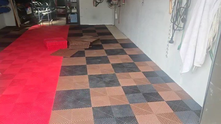 Ribtrax lattialaatat toimii autotallissakin!
T&auml;ss&auml; v&auml;rein&auml; jet black, chocolate brown ja racing red🚗
.
.
.
#wellspentnordic #wellspent #ribtraxpro #ribtrax #swisstrax #swisstraxflooring #garage 
@separasoy @swisstrax @swisstrax_e