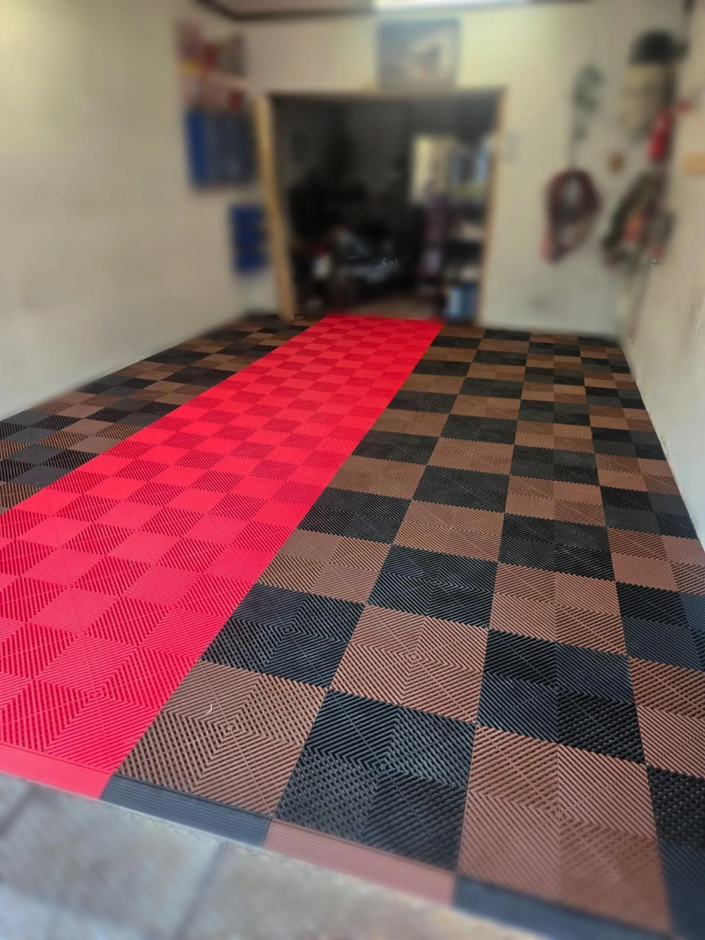 Ribtrax pro! 🤘🏻
 Jet black, chocolate brown &amp; racing red. 
Are you ready to revamp your garage? 🚘
.
.
.
#wellspentnordic #swisstraxflooring #swisstrax #separas #ribtrax #garage 
@swisstrax_europe @swisstrax @separasoy