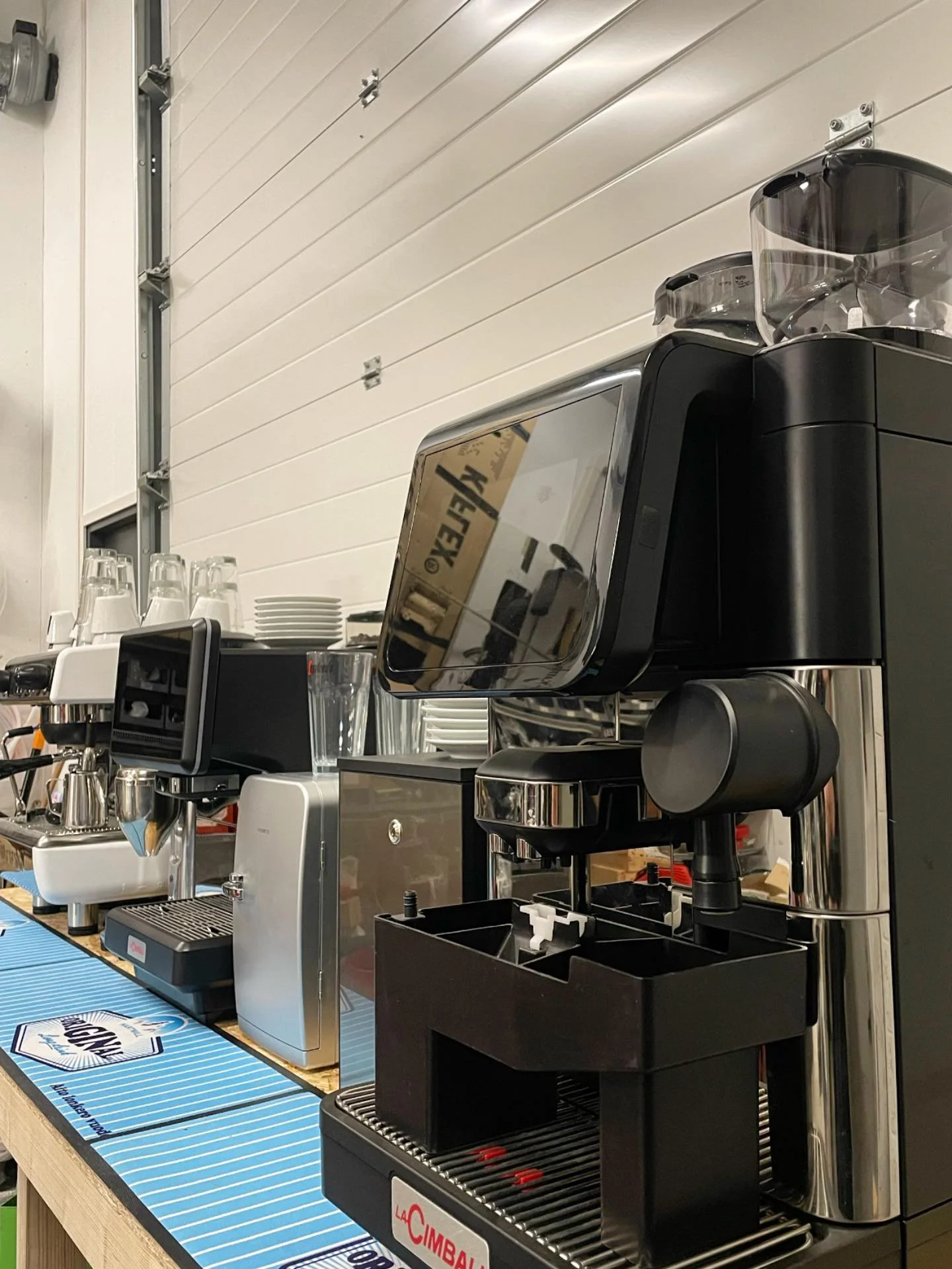Kaikenlaisia laitteita, varmasti l&ouml;ytyy jokaisen tarpeeseen sopiva☕️ 
.
.
.
#baarilaiteoy #coffeemachines #kahvilaitteet #hartwall #casadioundici #lacimbalislite #lacimbalis20