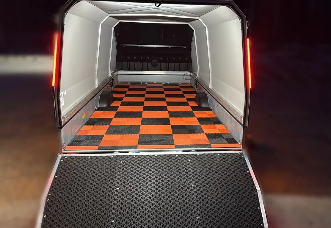 Halloween teemaiset v&auml;rit 🎃👹
.
.
.
#wellspentnordic #swisstraxflooring #swisstrax #ribtrax #swisstraxeurope #separas  #trailer #per&auml;k&auml;rry #halloween #halloweencolours 
@separasoy @swisstrax @swisstrax_europe
