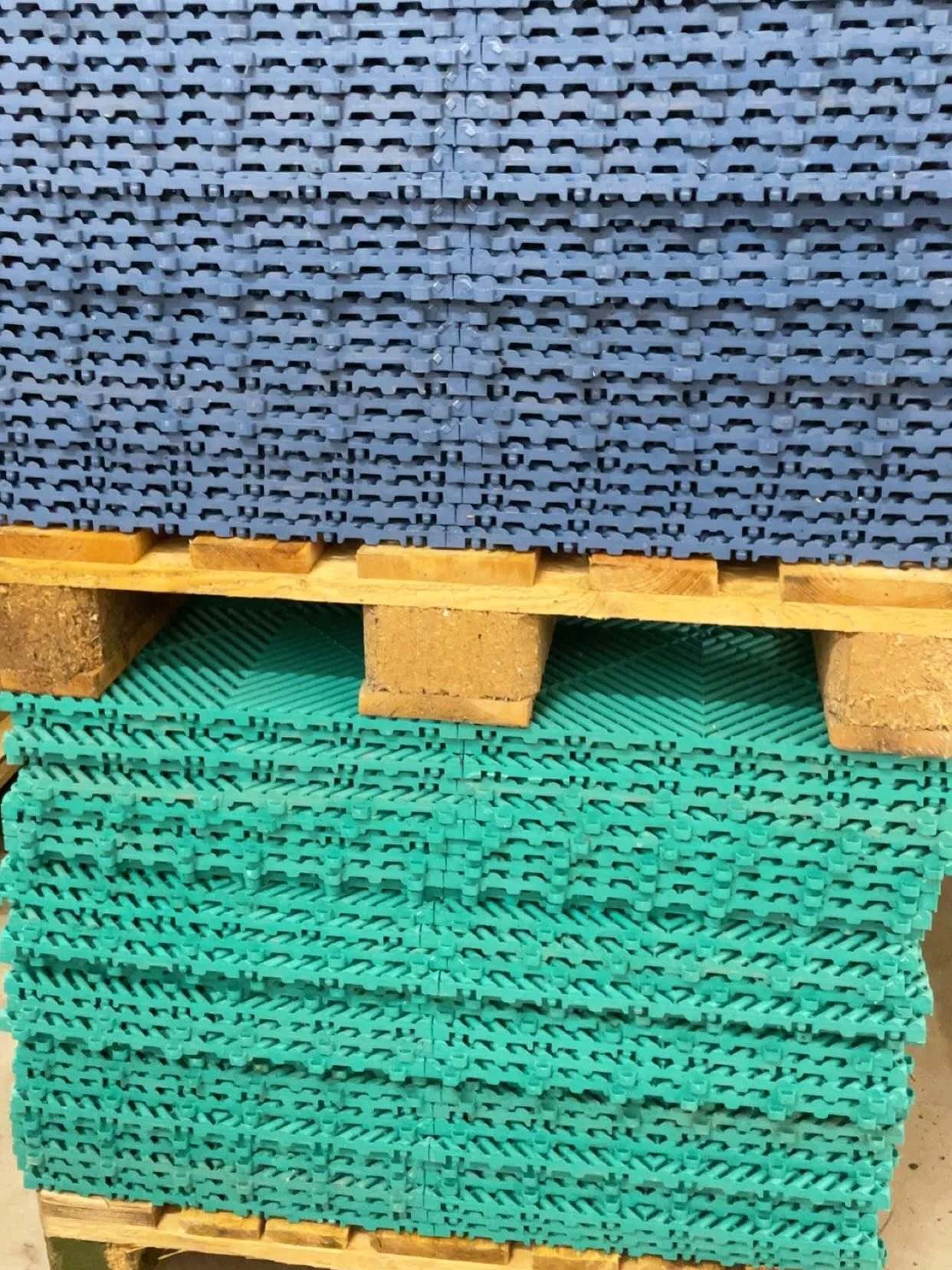 Island blue⬆️ &amp; teal⬇️
.
.
.
#wellspentnordic #separas #swisstrax #swisstraxflooring #swisstraxeurope #ribtraxpro