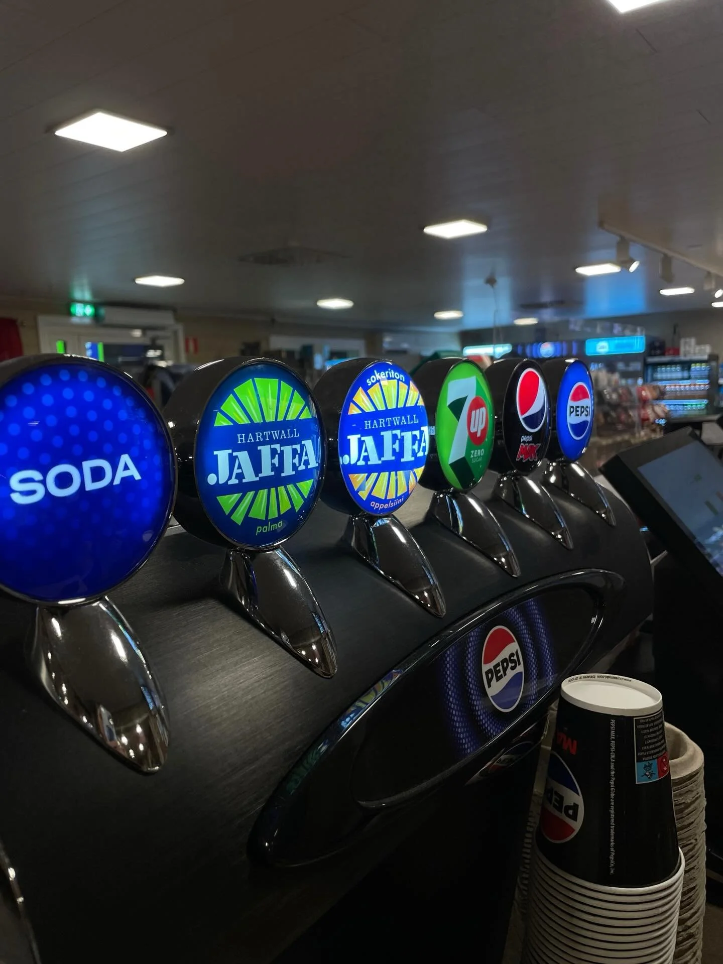 Reissussa🥤☕️🍺
Ohjelmassa oli hanojen pesua, jaffa palman lis&auml;ys hanastoon sek&auml; kahvikoneen huoltoa. 
.
.
.
#baarilaiteoy #hartwall #hartwalljaffa #hanojenpesua #kahvikone #saariselka