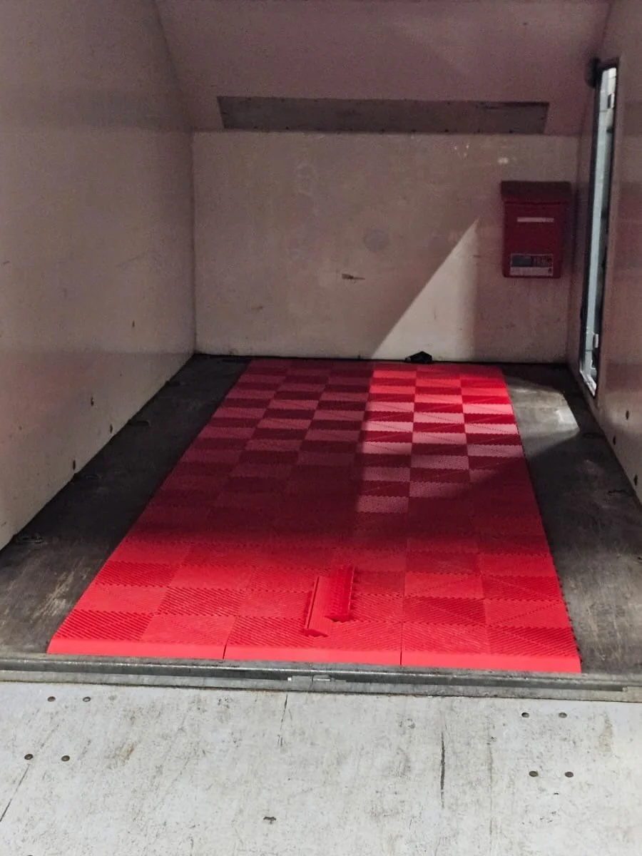 Vuoden eka✅

V&auml;rit racing red &amp; pearl silver
.
.
.
#wellspentnordic #swisstrax #swisstraxflooring #swisstraxeurope #separas 
@swisstrax @swisstrax_europe @separasoy
