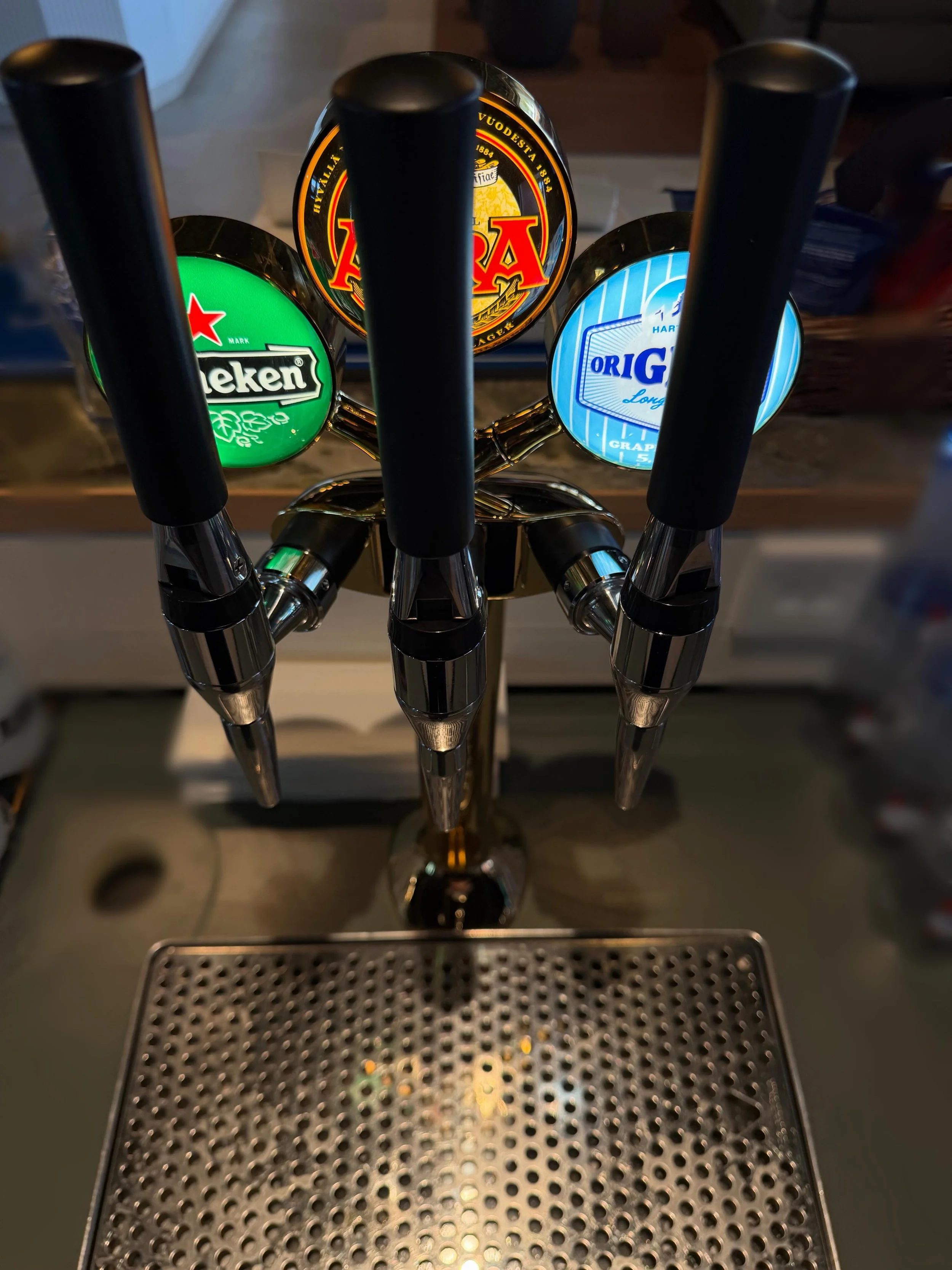 Asennusta🍻
.
.
.
#baarilaiteoy #hartwall #hanaasennus #oluthana #inarihotelli