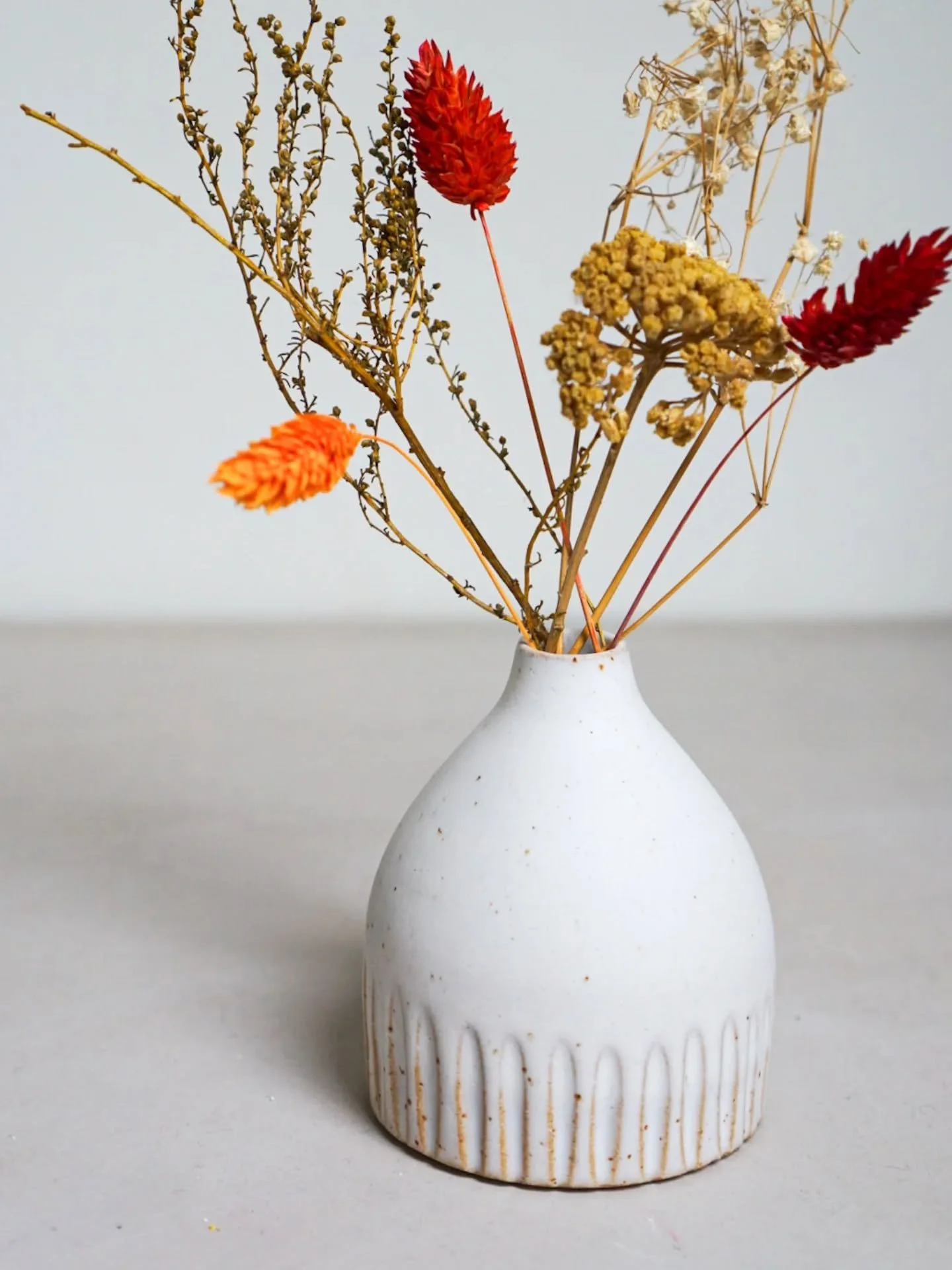 Little carved bud vase in matt white 🌾🍁🤍