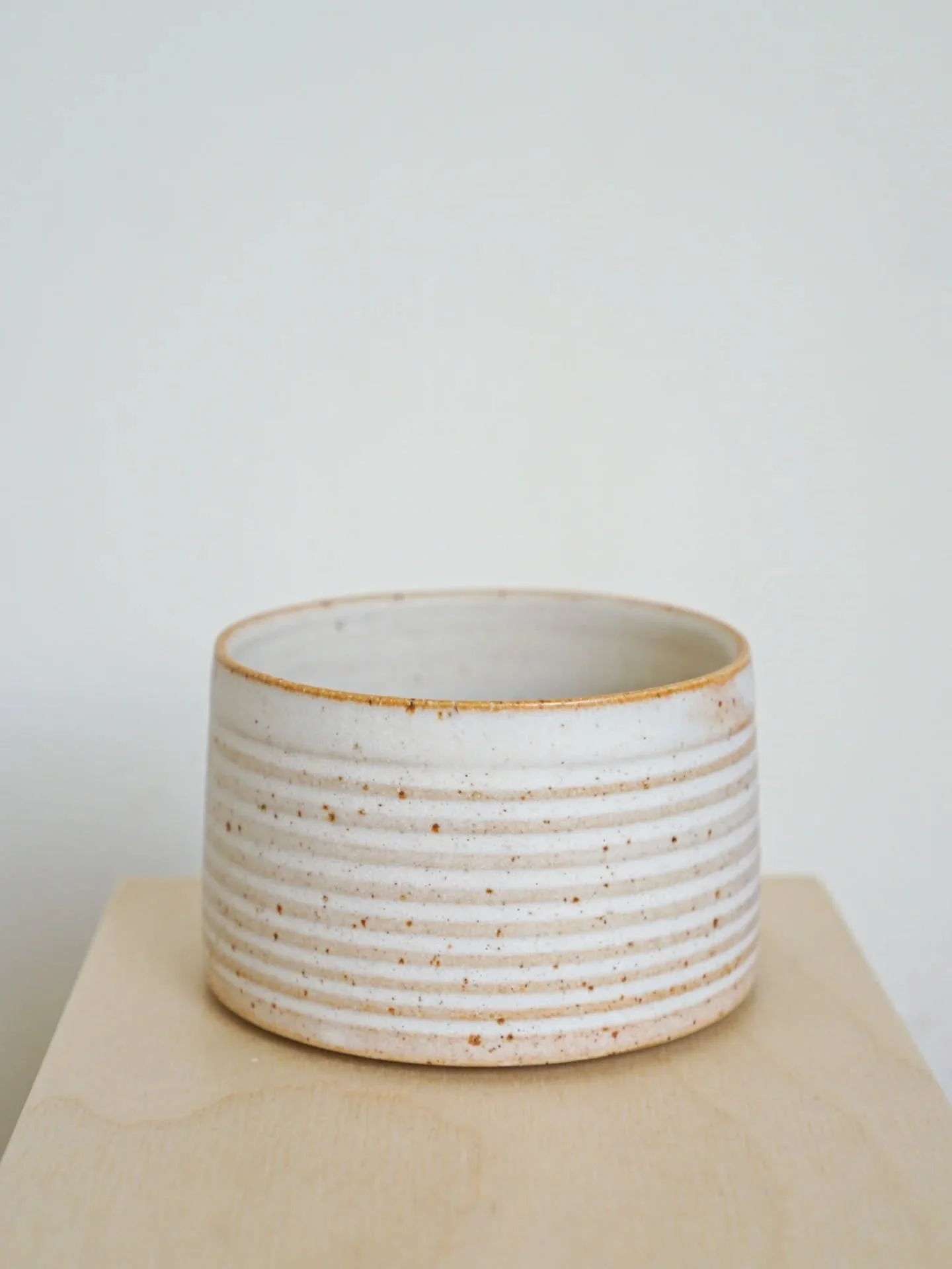 This one feels nice in the hand ☺️ trimmed with horizontal texture and glazed in a satin matt white glaze that I recently tweaked to be a little more off-white - I'm obsessed with how toasty this glaze goes over the texture and edges🔥 should I make 