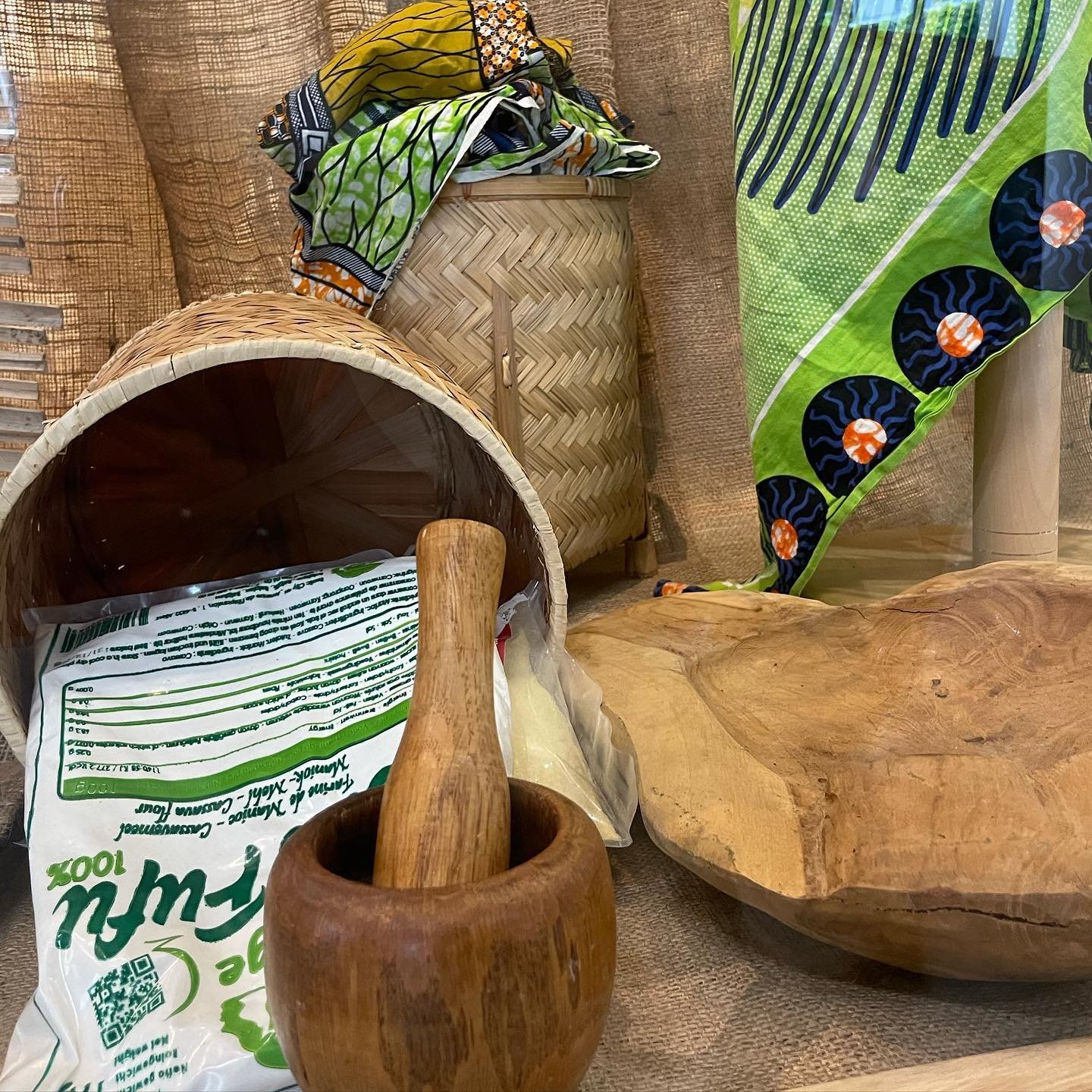 Etalage
&ldquo;Tell your story&rdquo;

Een etalage waar 3 verhalen en afkomsten samen komen. De etalage verbindt onze roots met elkaar.
Angola, Cura&ccedil;ao en Molukken.

Samen met @n.psthm @jtr.vnv_