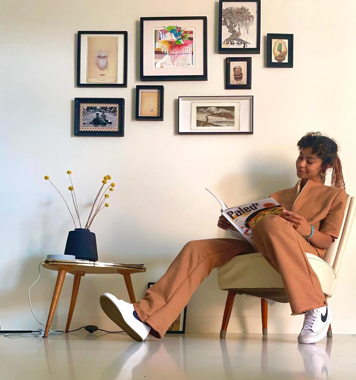 1e Minor week in Friesland zit er op! 

Front pic: zelf gemaakte comfy two piece set in @idawouda haar prachtige interieur met een paar van mijn kunstwerkjes😊

Mijn week begon lekker rustig. Naar een markt geweest waar ik tweedehands materialen heb 