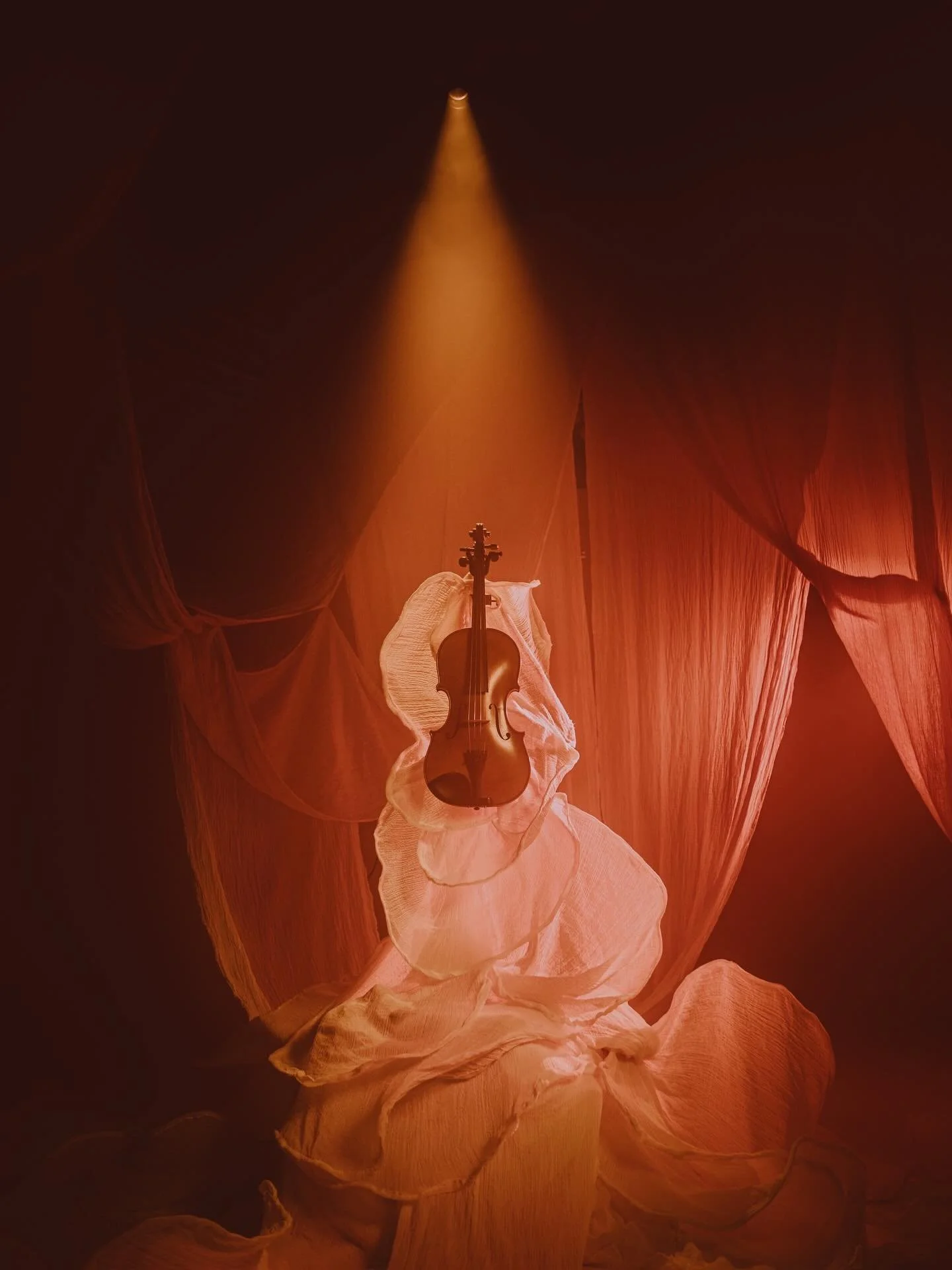 Een van mijn favoriete beelden van een van mijn set designs voor @hesselmoeselaar van het afgelopen jaar. Dit project voelde zo speciaal en bijna magisch toen het eindelijk tot leven kwam. @lowiegraphy heeft dat gevoel perfect weten te vangen. Zo dan