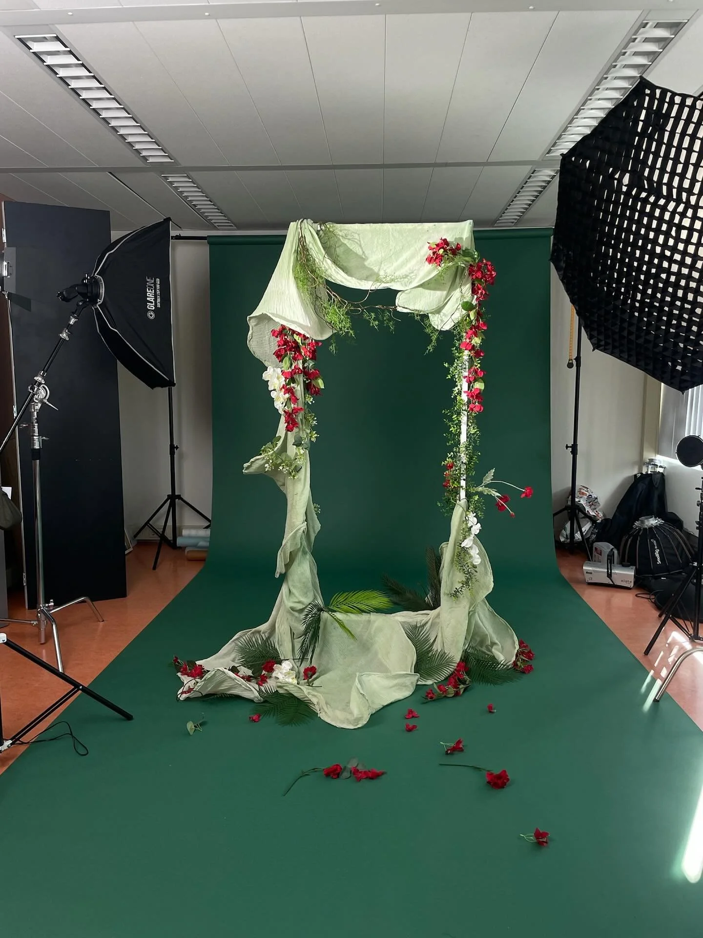 Set design for @nrshlnn precious pregnancy shoot, a celebration of life, growth, and transformation.
Created in collaboration with biodesigner @studiio.metanoia , who hand-dyed the cheesecloth using natural algae pigments.
So grateful for this proces