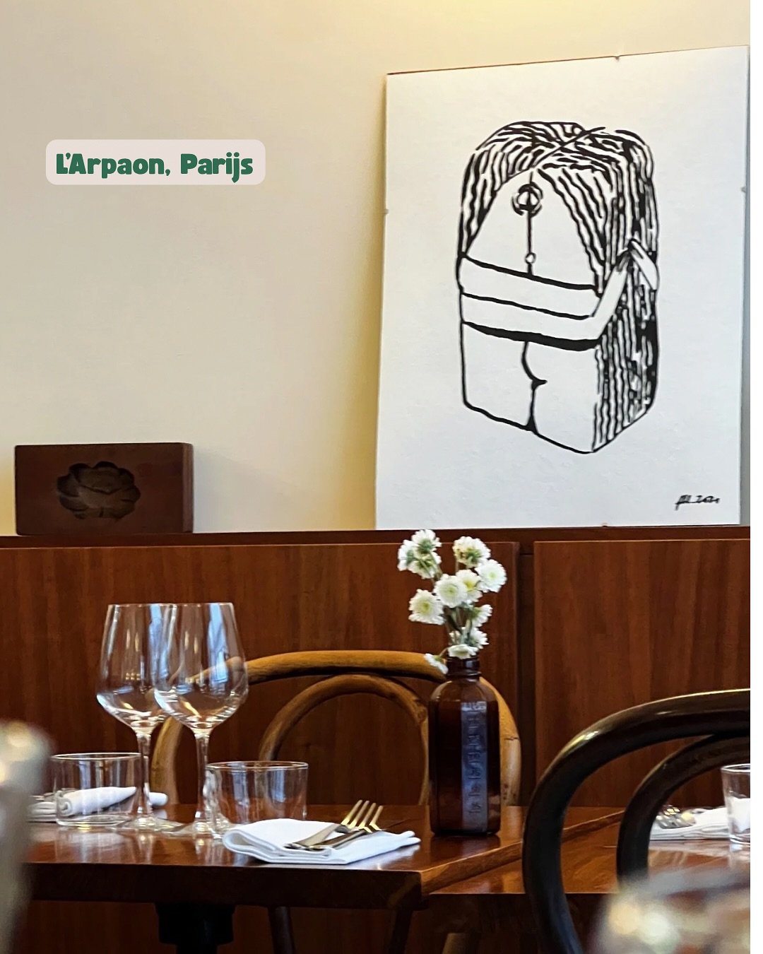 Wijnbar tip in een van onze favoriete steden, PARIJS! 
Het is officieel misschien een restaurant (geen wijnbar), maar met de uitstekende wijnselectie en het deskundig personeel is dit een plek die je absoluut niet mag missen!

Gelegen in het 18e arro