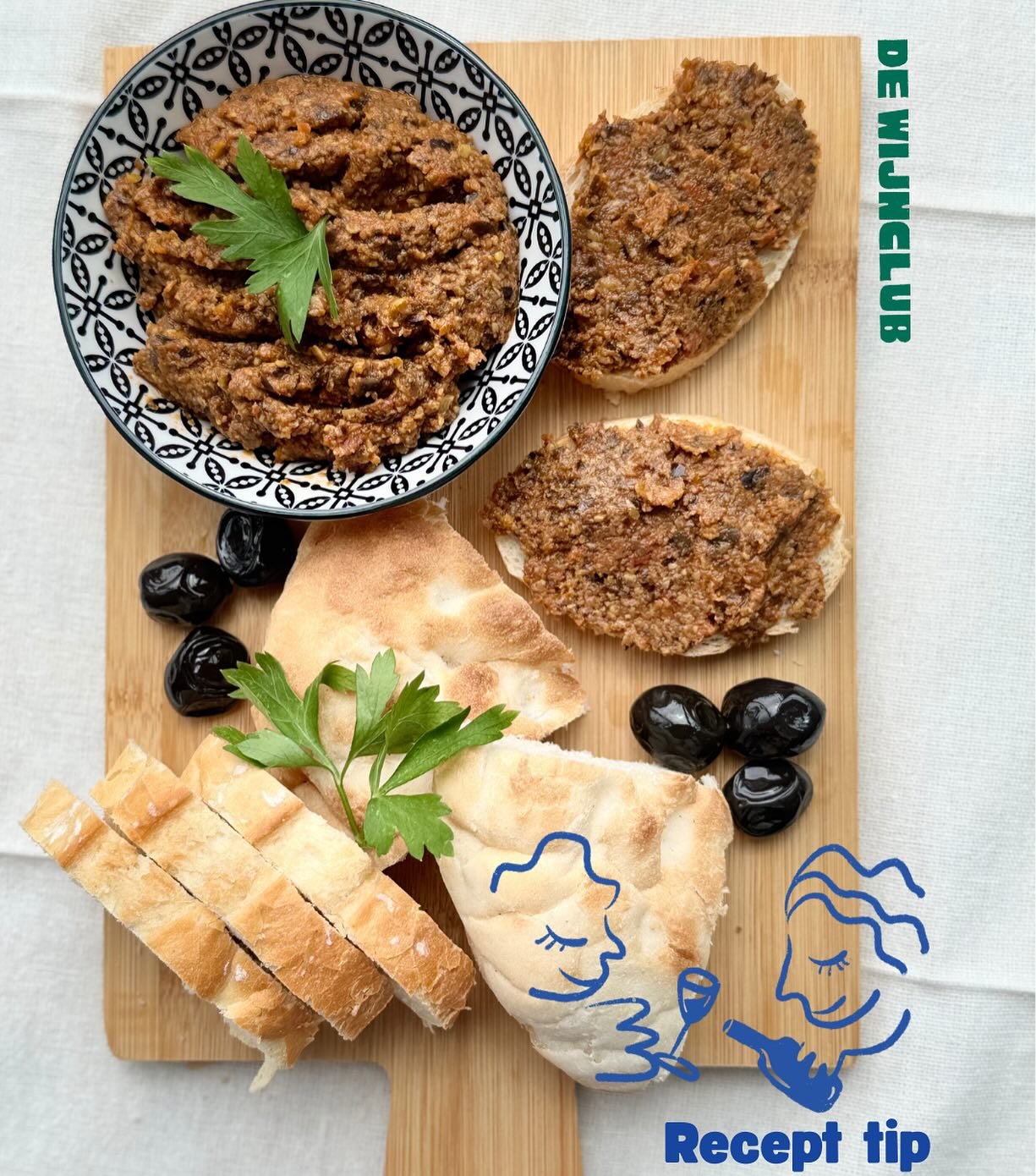 🫒 Overheerlijke huisgemaakte tapenade 🧄
Perfect voor bij de borrel 😍
✨ Wat heb je nodig:
&bull;	1 teentje knoflook
&bull;	180 g zongedroogde tomaten (+ de helft van de olie)
&bull;	425 g groene olijven (pitloos)
&bull;	425 g zwarte olijven (
