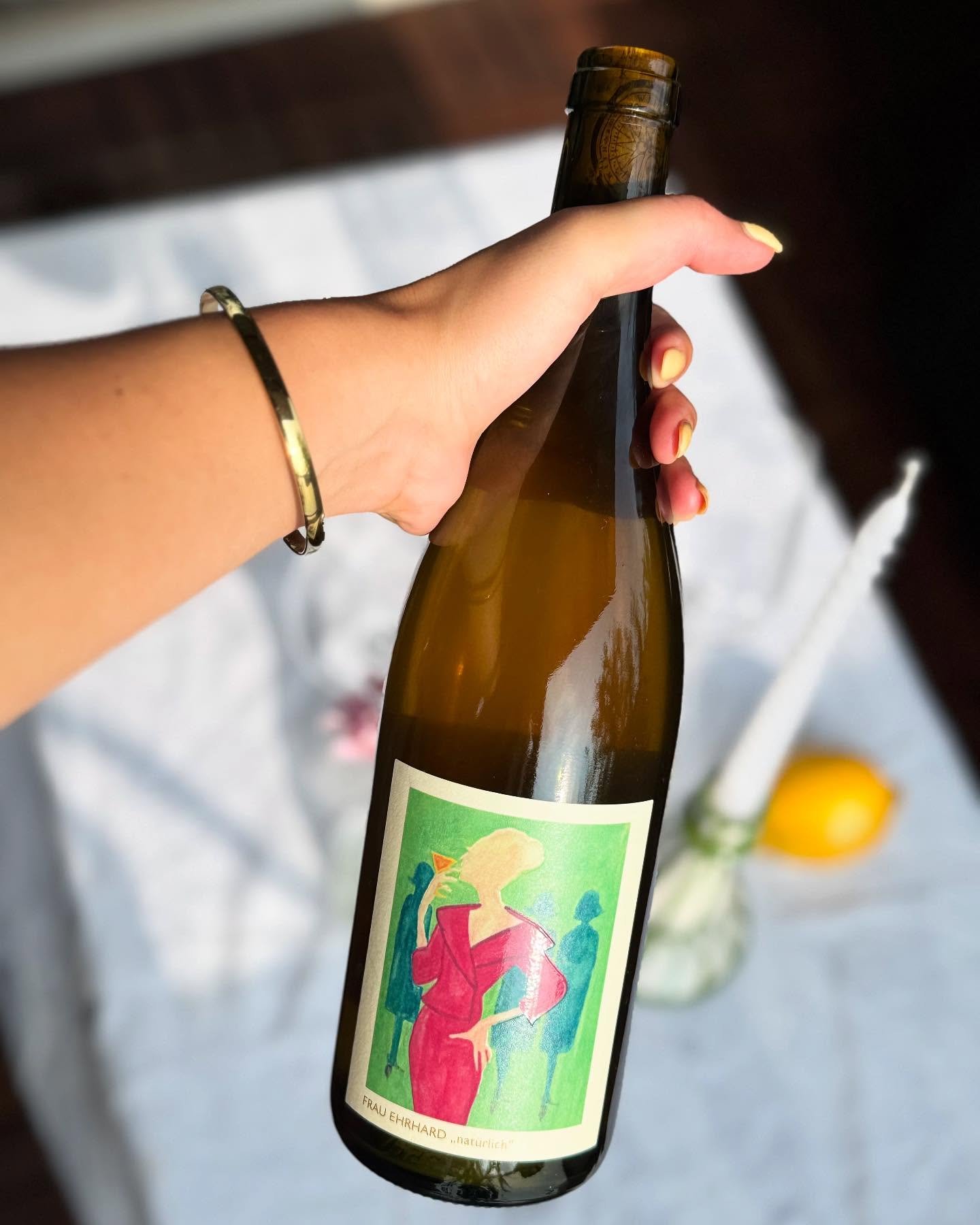 Daar zijn we met de eerste Riesling tip van de maand! Frau Ehrhard &lsquo;nat&uuml;rlich&rsquo; Riesling Orange 2021.

De wijn komt uit Rheingau, Duitsland, waar de wijngaarden profiteren van veel zonuren. Hierdoor heeft de wijn veel structuur en bod