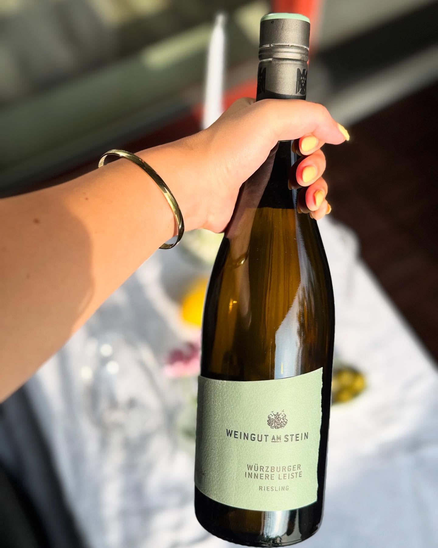 De tweede Riesling tip deze maand: de W&uuml;rzburger Innere Leiste uit 2021 van wijnhuis Weingut am Stein. Wijngaard Innere Leiste in de regio Franken (in Beieren 🇩🇪) is op het zuiden gericht en heeft een Muschelkalk-bodem, die zorgt voor de kenme