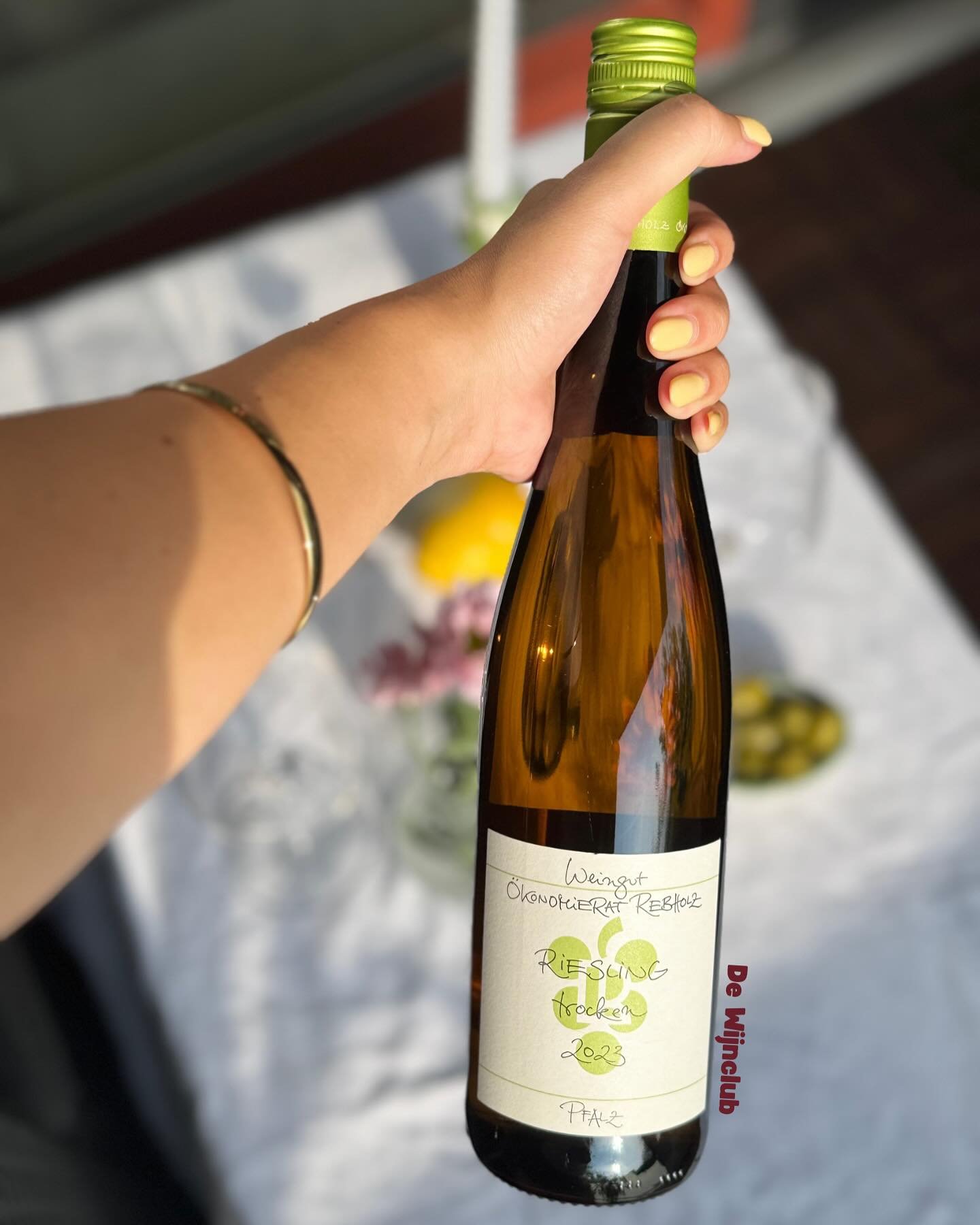 De laatste Riesling tip deze maand is uit de Pfalz regio in Duitsland. Dit is de trocken (droge) Riesling van wijngoed &Ouml;konomierat Rebholz. 🌱 Het is een familiebedrijf dat focust op duurzame en biologische landbouw. De druiven worden handmatig 