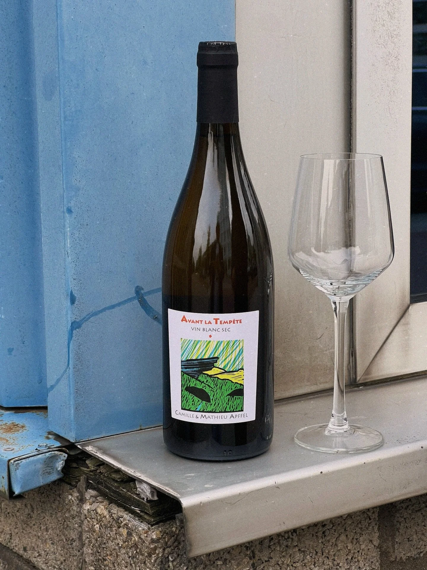 Natuurwijn van de week: Avant la Temp&ecirc;te du Domaine Camille et Mathieu Apffel. Wijn uit de Savoie, gemaakt van de Jacqu&egrave;re druif. 

Je zult witte lentebloemen en de zest van verse citroen kunnen ruiken. Wanneer er wat zuurstof bij komt, 