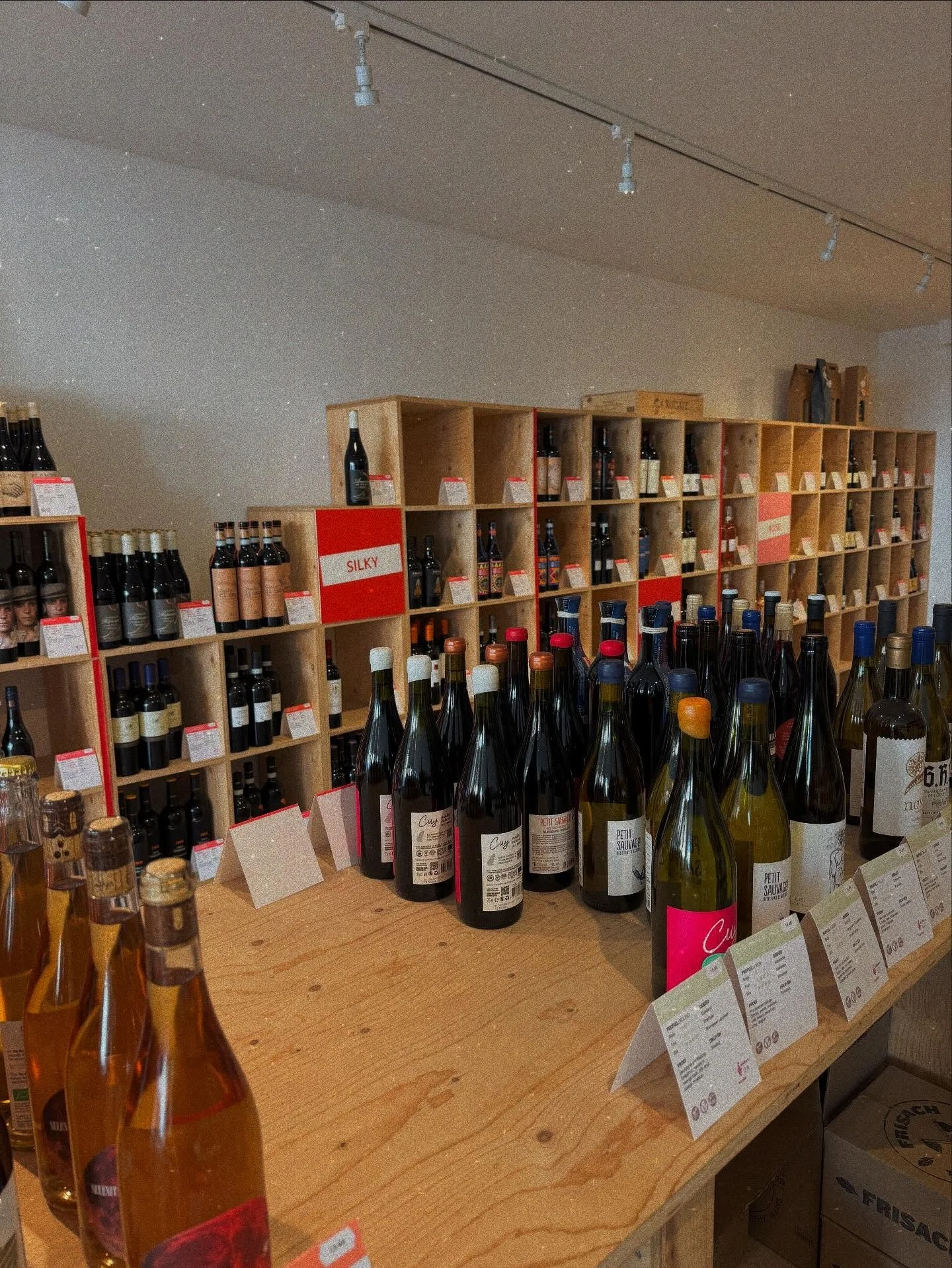 De Wynboer is een knusse wijnwinkel in de Baarsjes. Zij hebben een zorgvuldig gekozen, kleine maar fijne selectie wijnen met een top prijs/kwaliteit verhouding. Van verrassend betaalbare flessen om eens iets anders te proberen dan de standaard superm