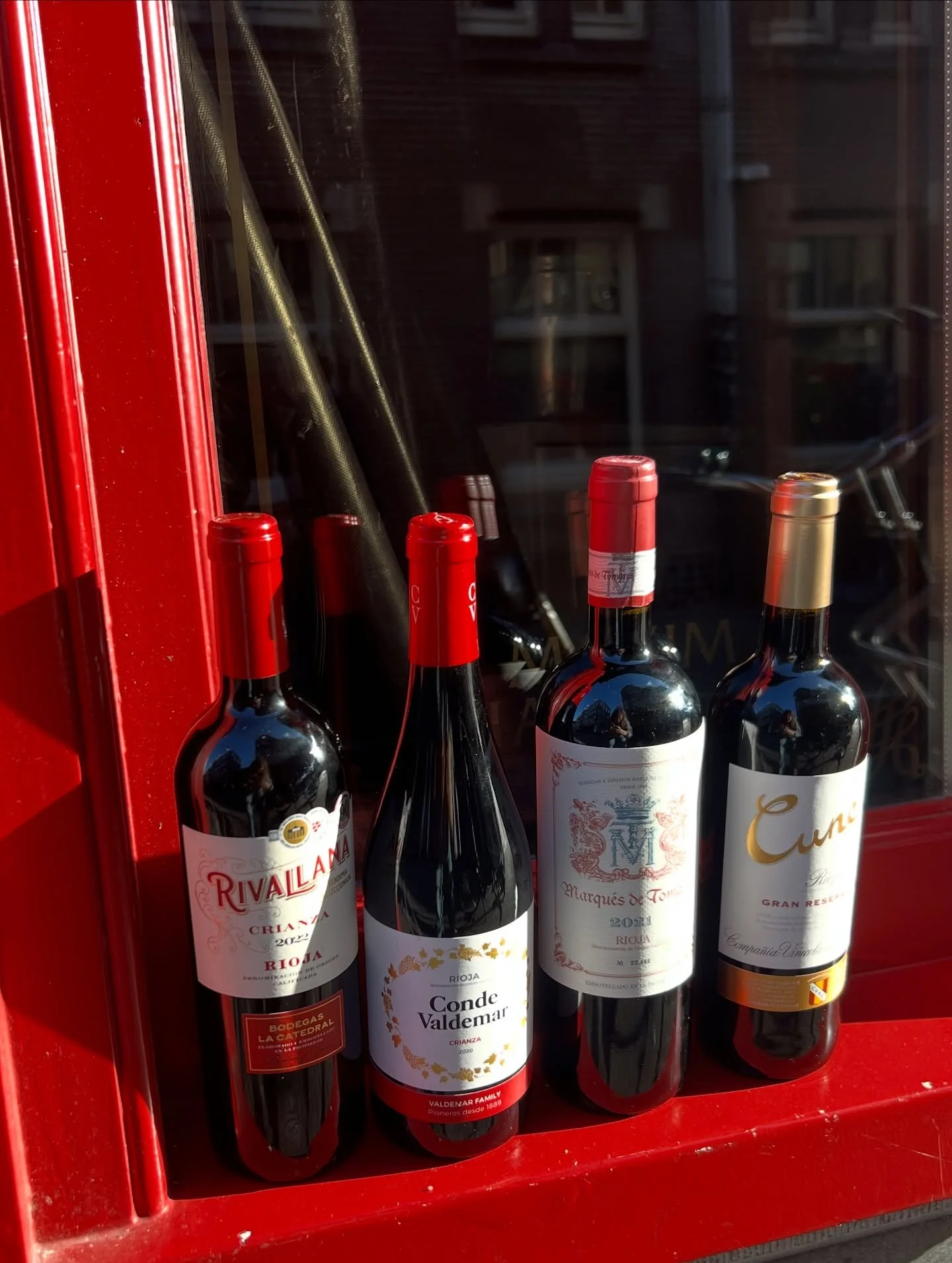 Wijnthema van de maand: Rioja! 

De blaadjes vallen weer van de bomen, en wij hebben spontaan weer zin in rode wijn. 🍁🍷

Deze maand Rioja in de spotlight: een regio in Spanje die bekend staat om houtgerijpte wijnen. Toch zijn er veel soorten, dat h